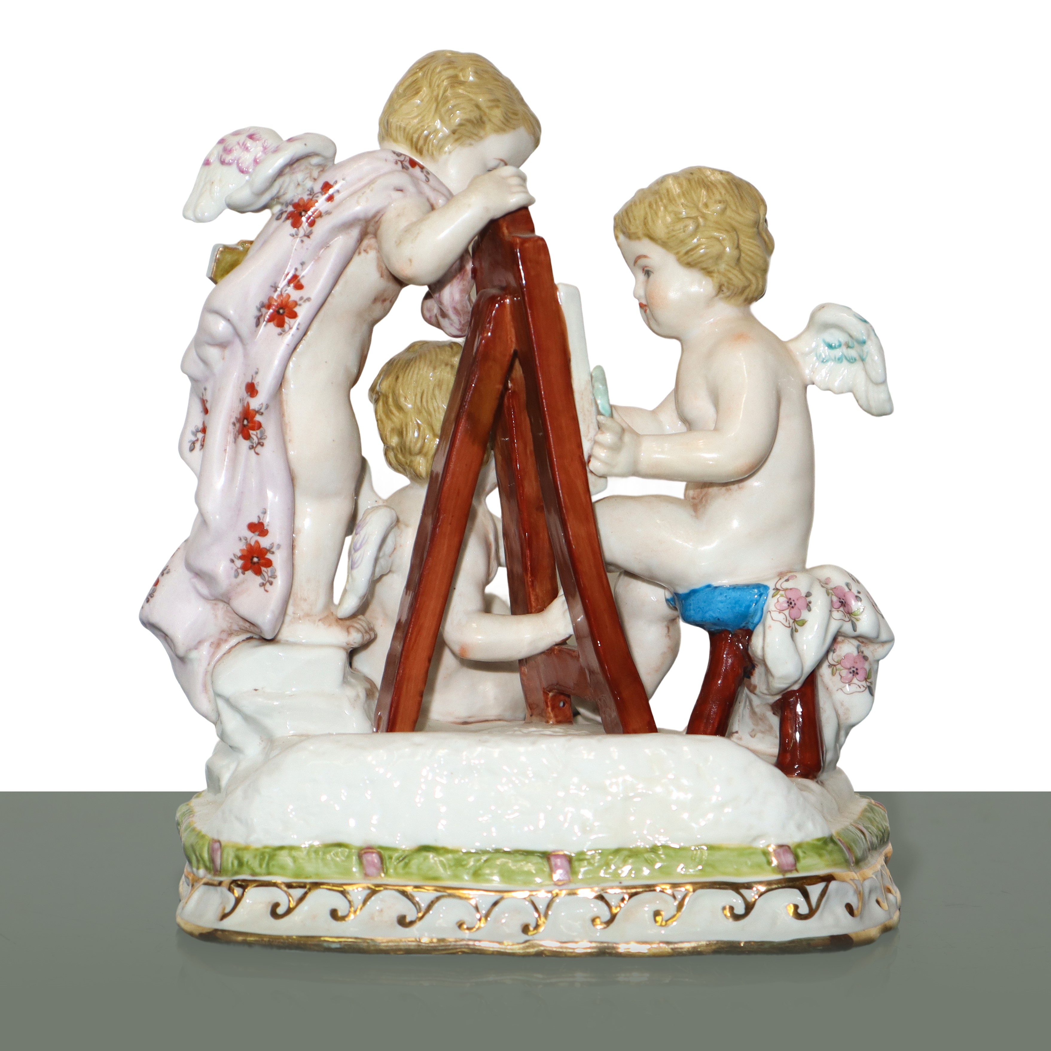 Gruppo di putti che dipinge, scultura in porcellana policroma