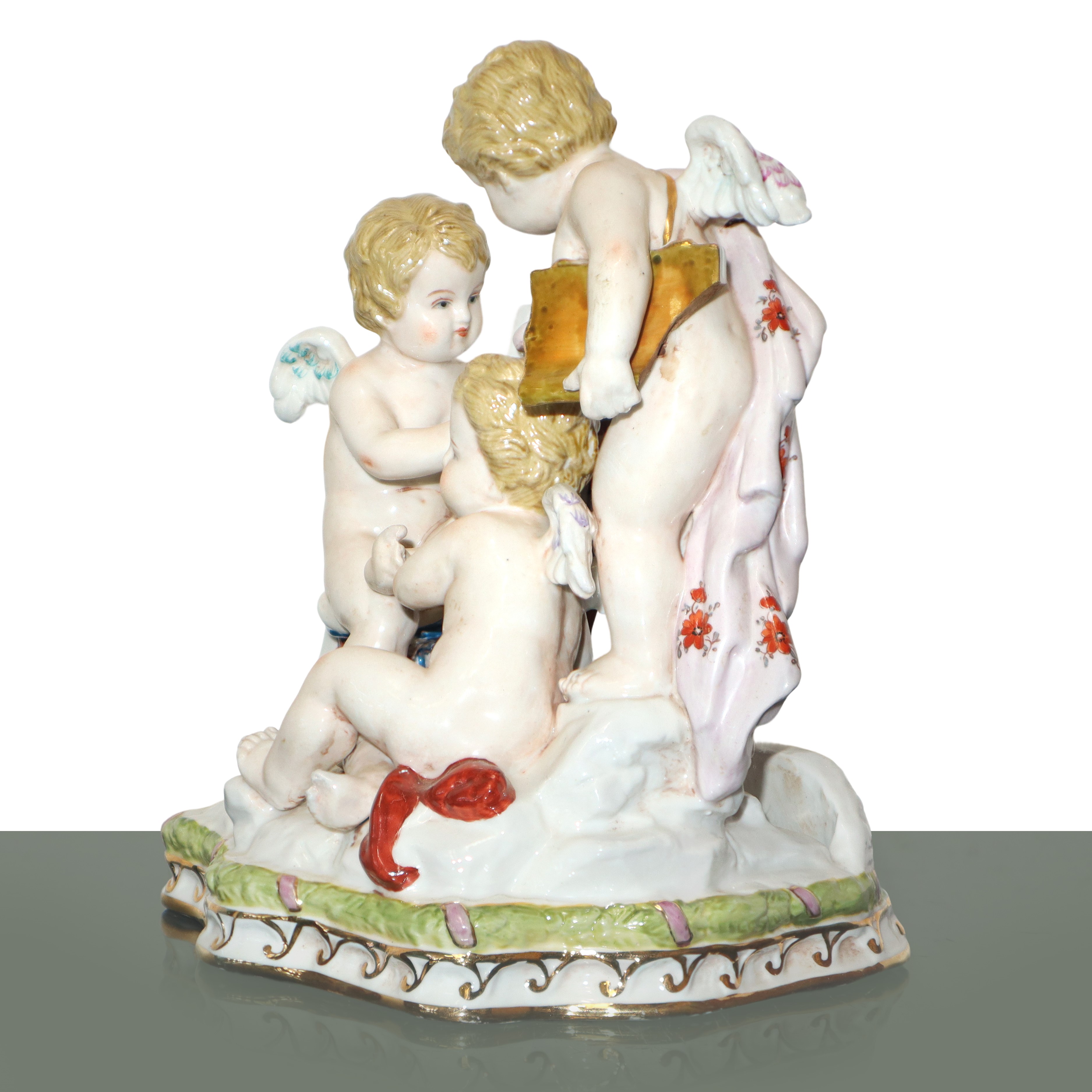 Gruppo di putti che dipinge, scultura in porcellana policroma