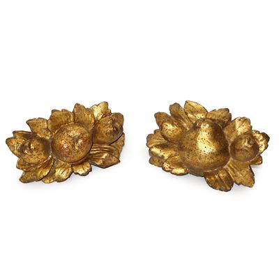 Coppia di Sculture Lignee Dorate a Foglia Raffiguranti Frutti