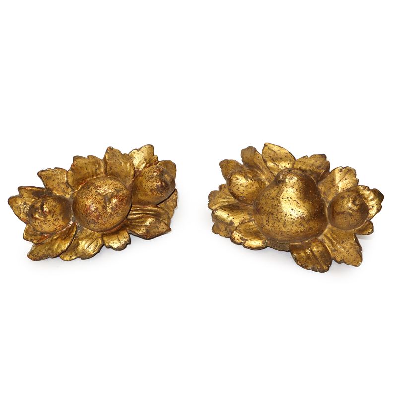 Coppia di Sculture Lignee Dorate a Foglia Raffiguranti Frutti