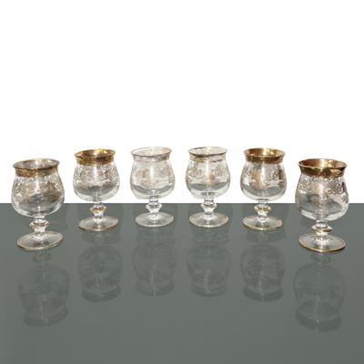 Set di sei calici da cognac in cristallo con decorazioni incise e bordi dorati