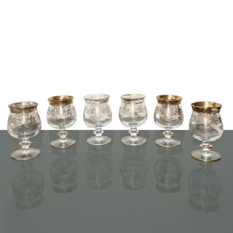 Set di sei calici da cognac in cristallo con decorazioni incise e bordi dorati