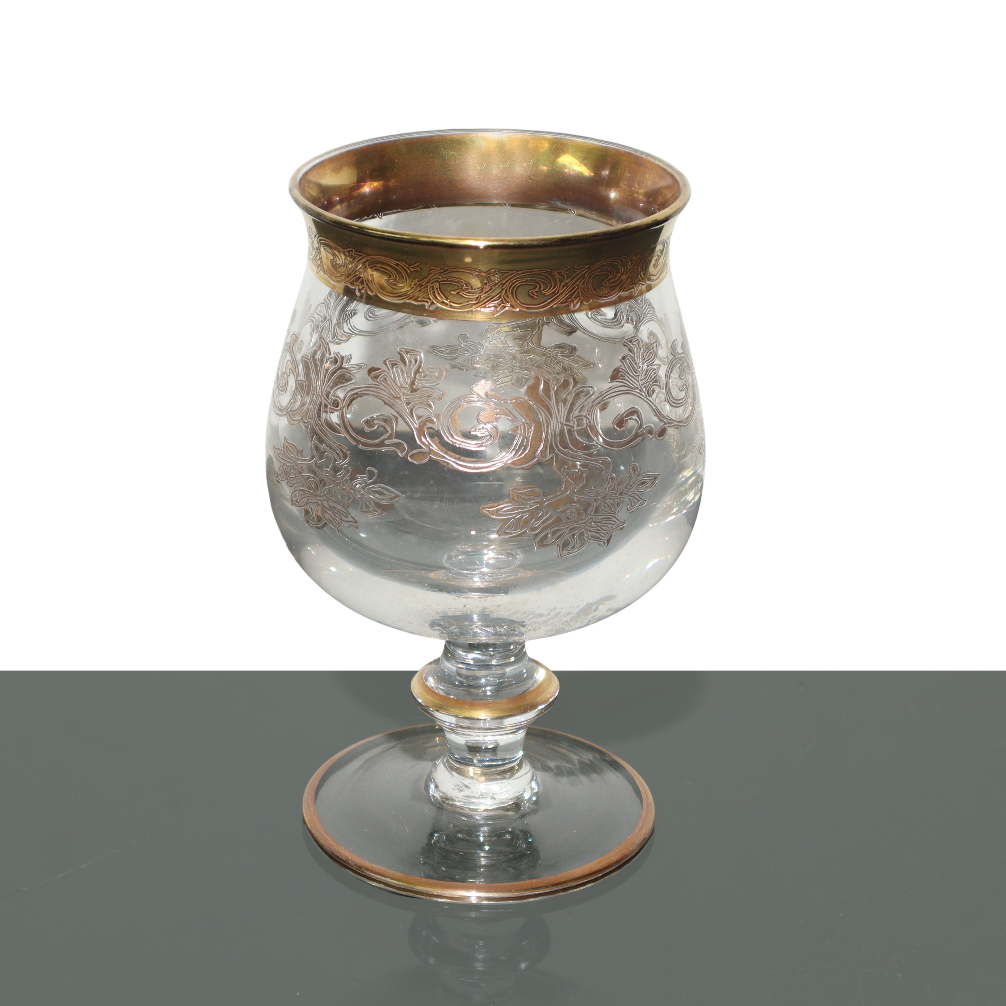 Set di sei calici da cognac in cristallo con decorazioni incise e bordi dorati