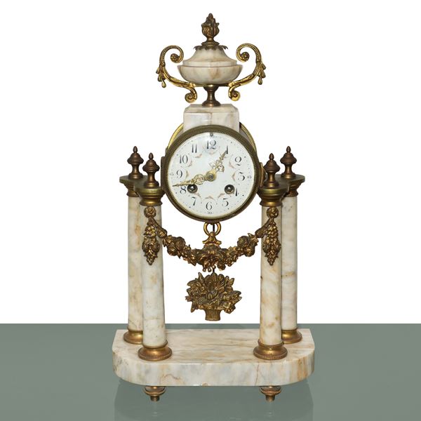 Pendulum table clock in marble and metal