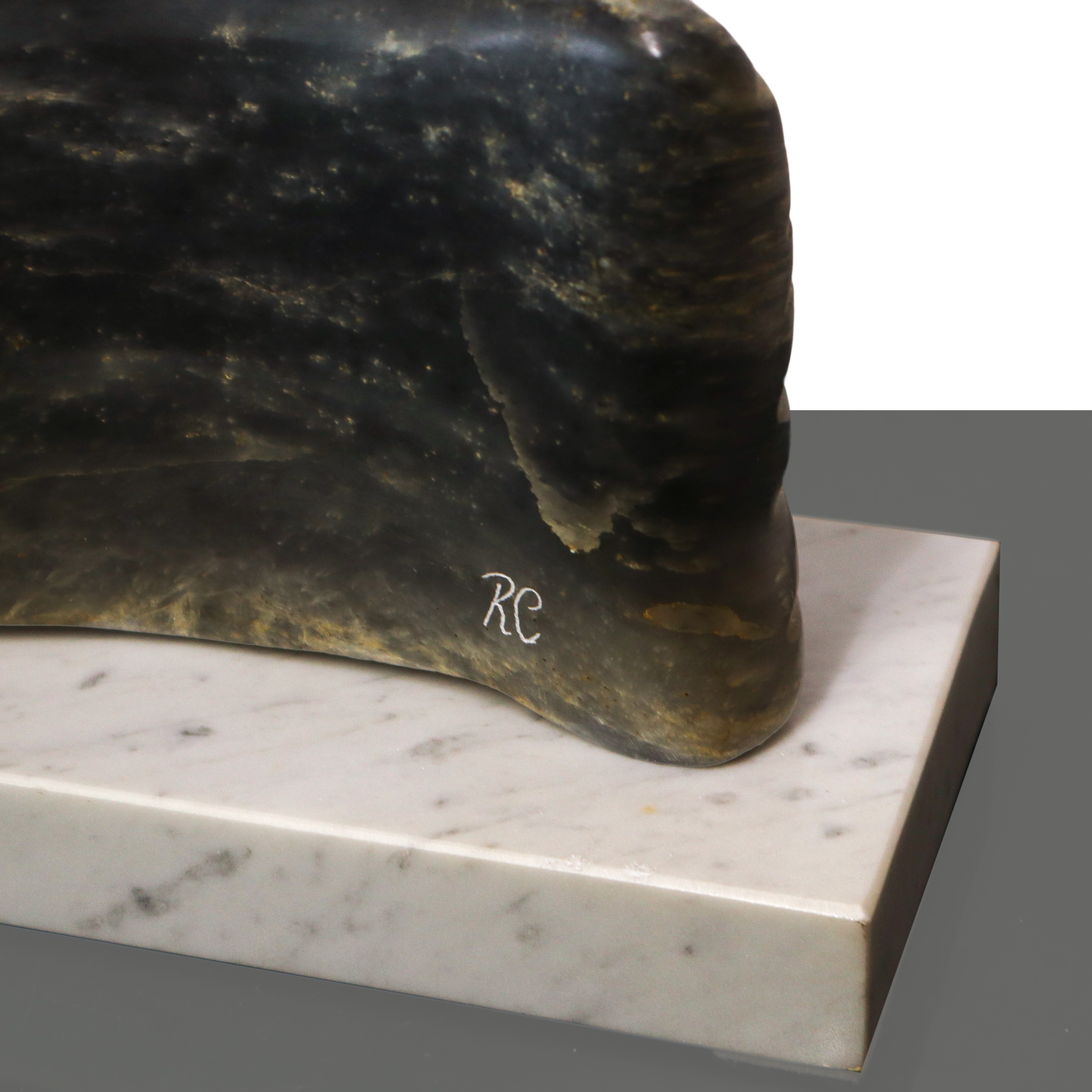 Figure, scultura in marmo su base