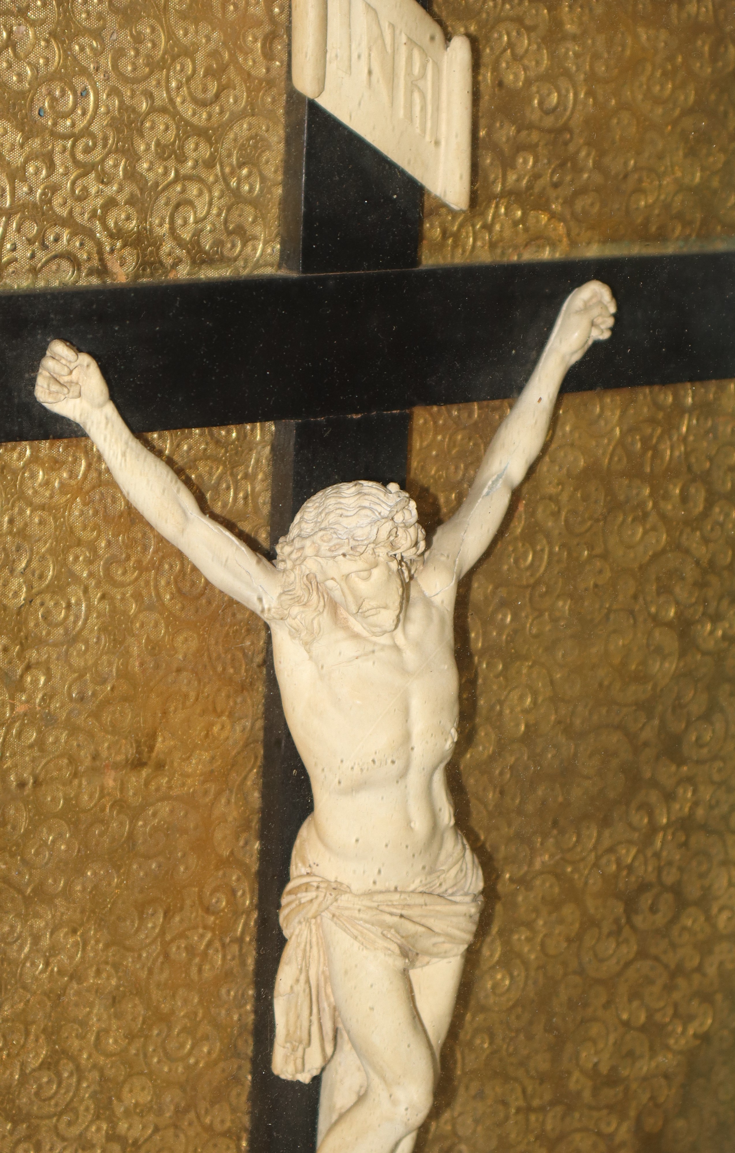 Gesù Crocifisso in teca dorata in legno