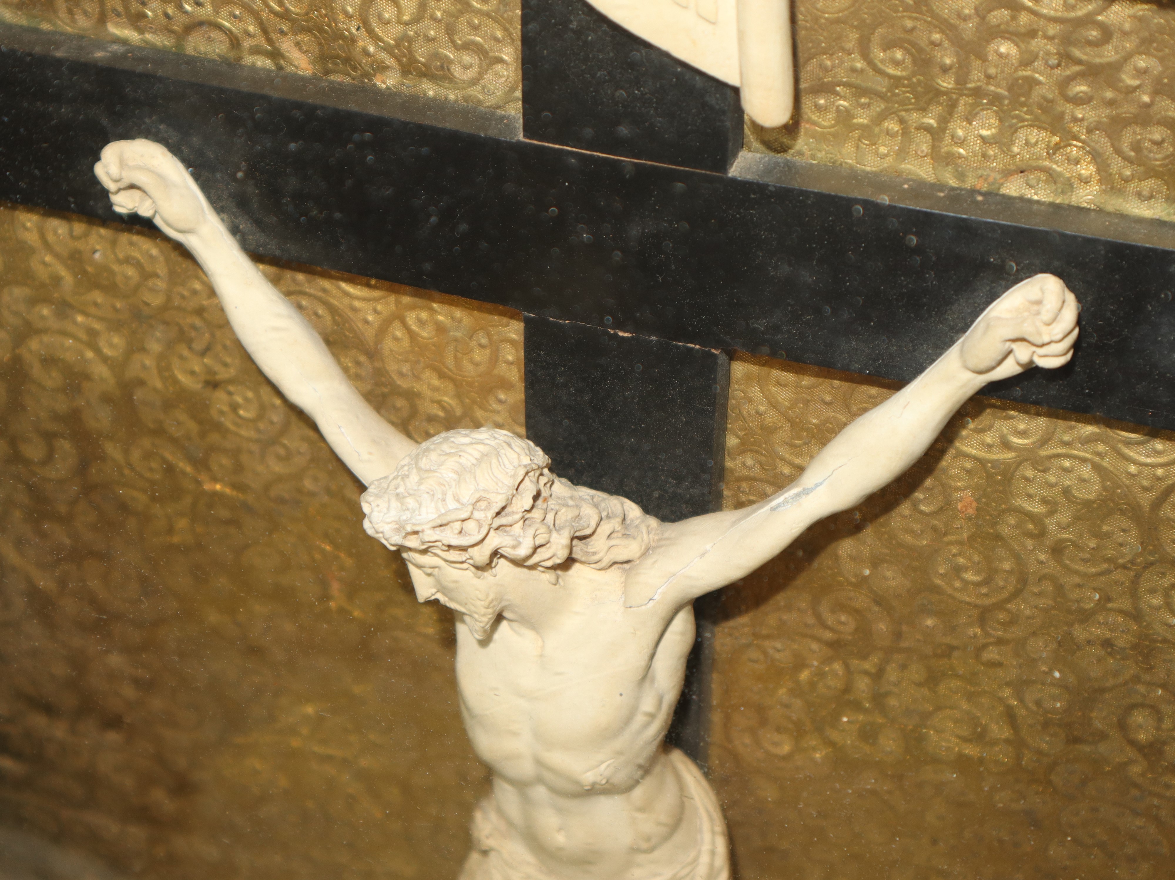 Gesù Crocifisso in teca dorata in legno