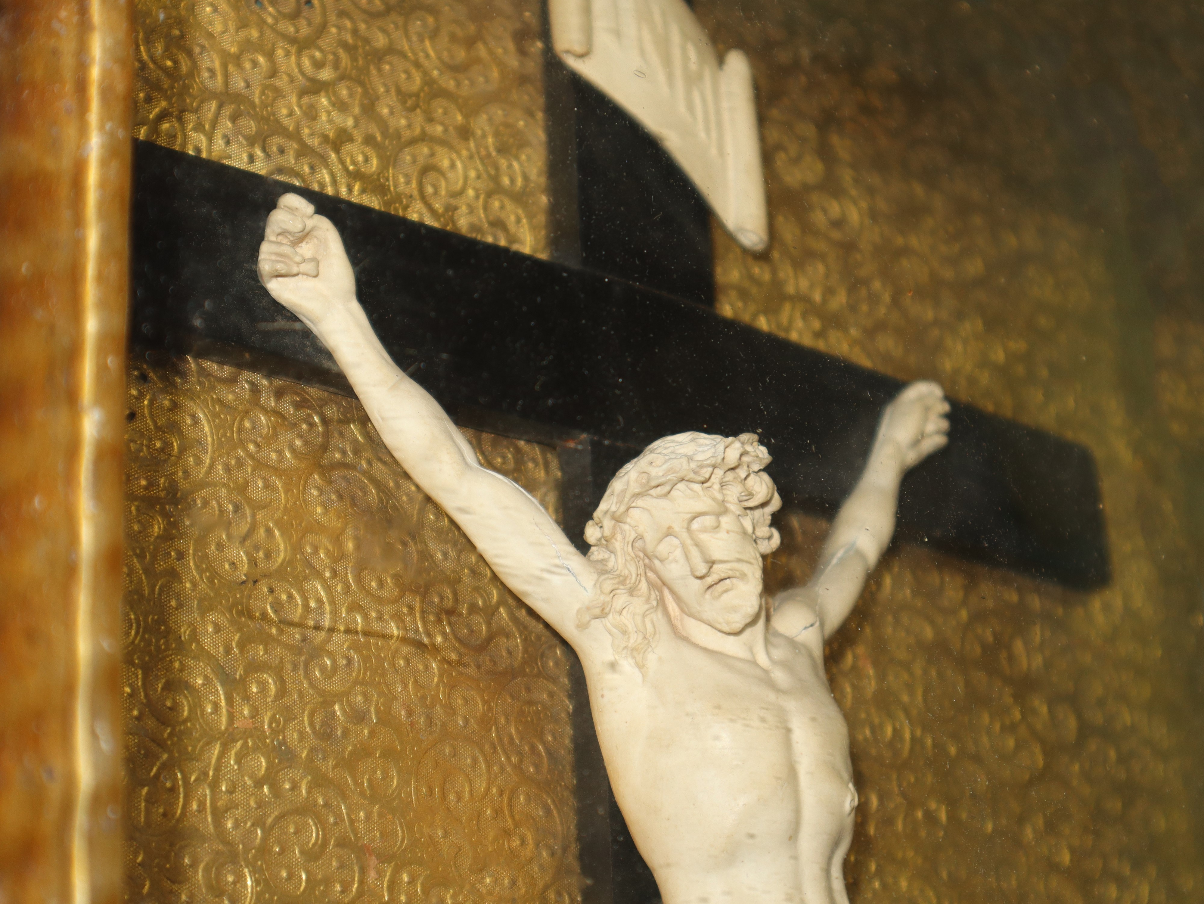 Gesù Crocifisso in teca dorata in legno