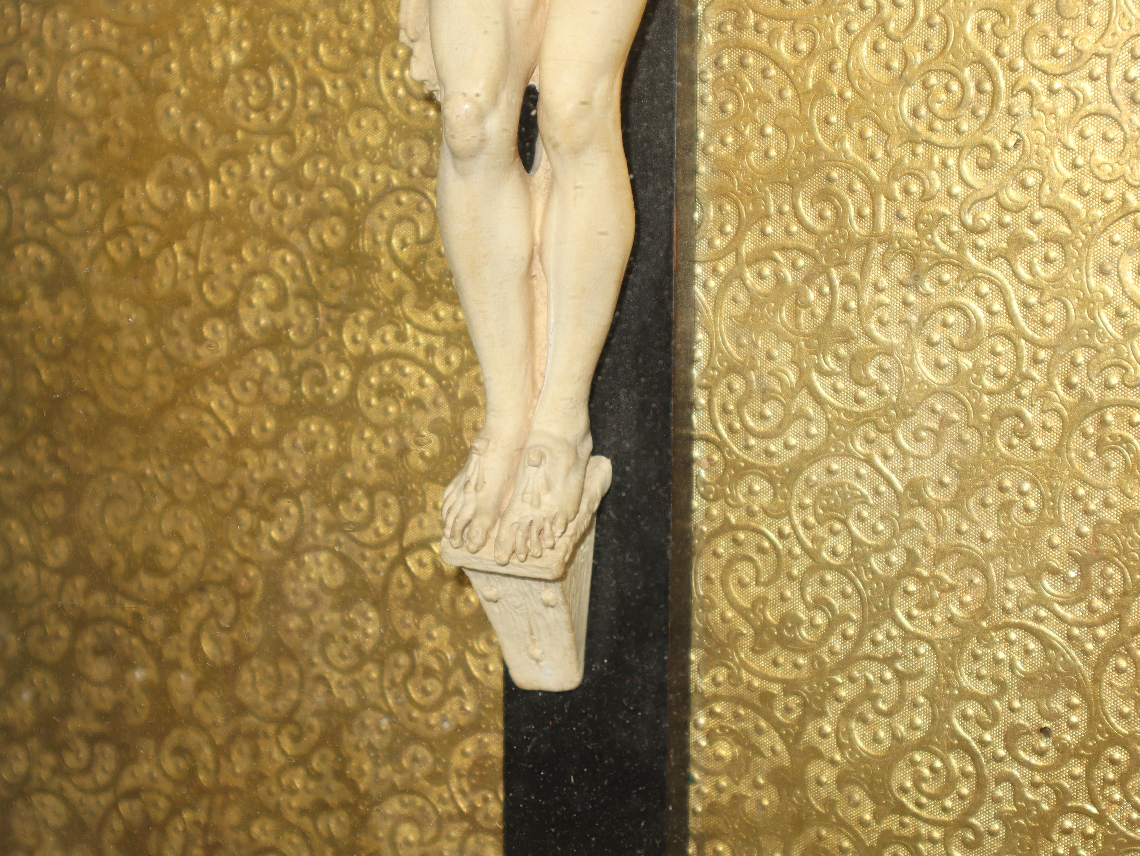 Gesù Crocifisso in teca dorata in legno