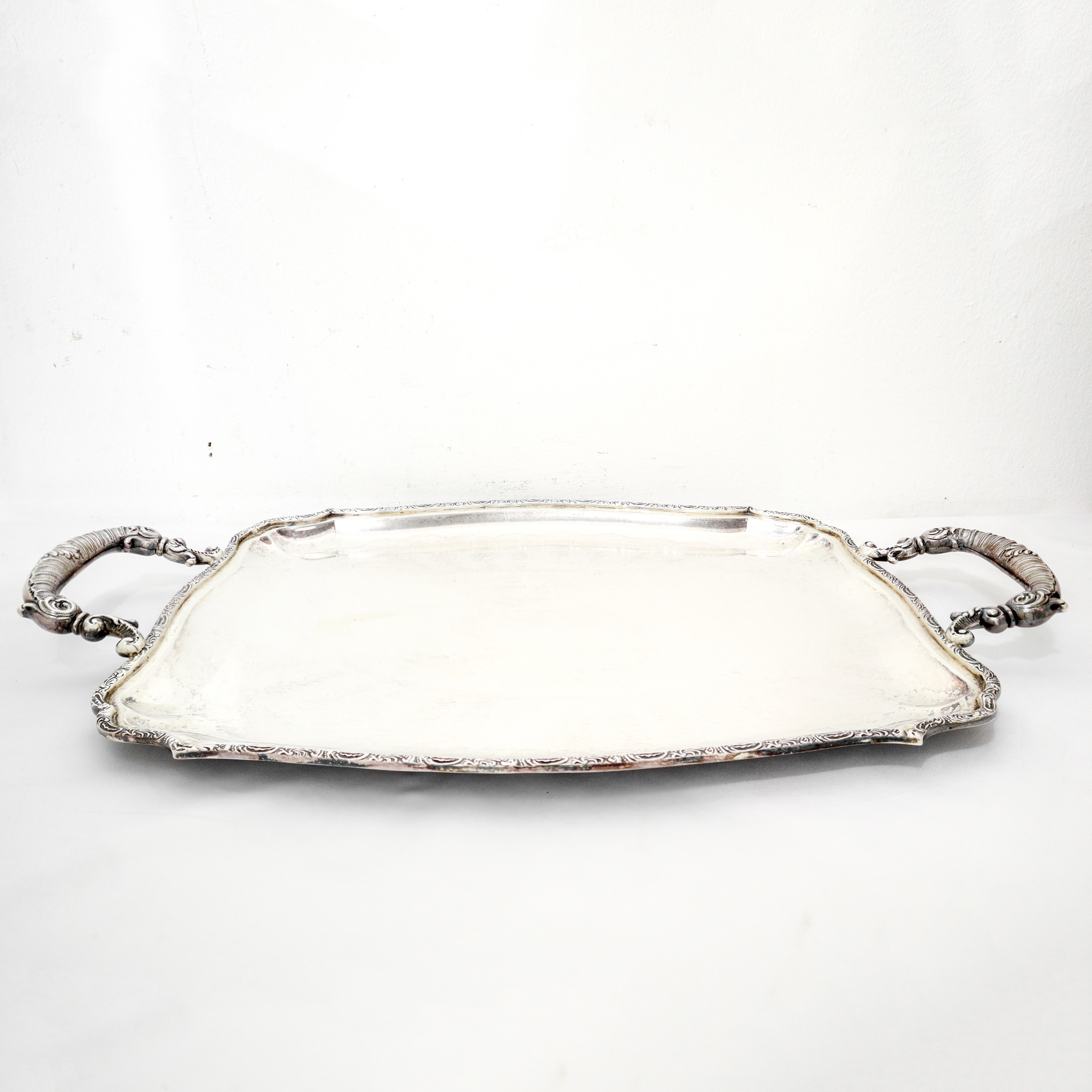 Vassoio in argento 800 con prese decorate e decorazione sul fronte