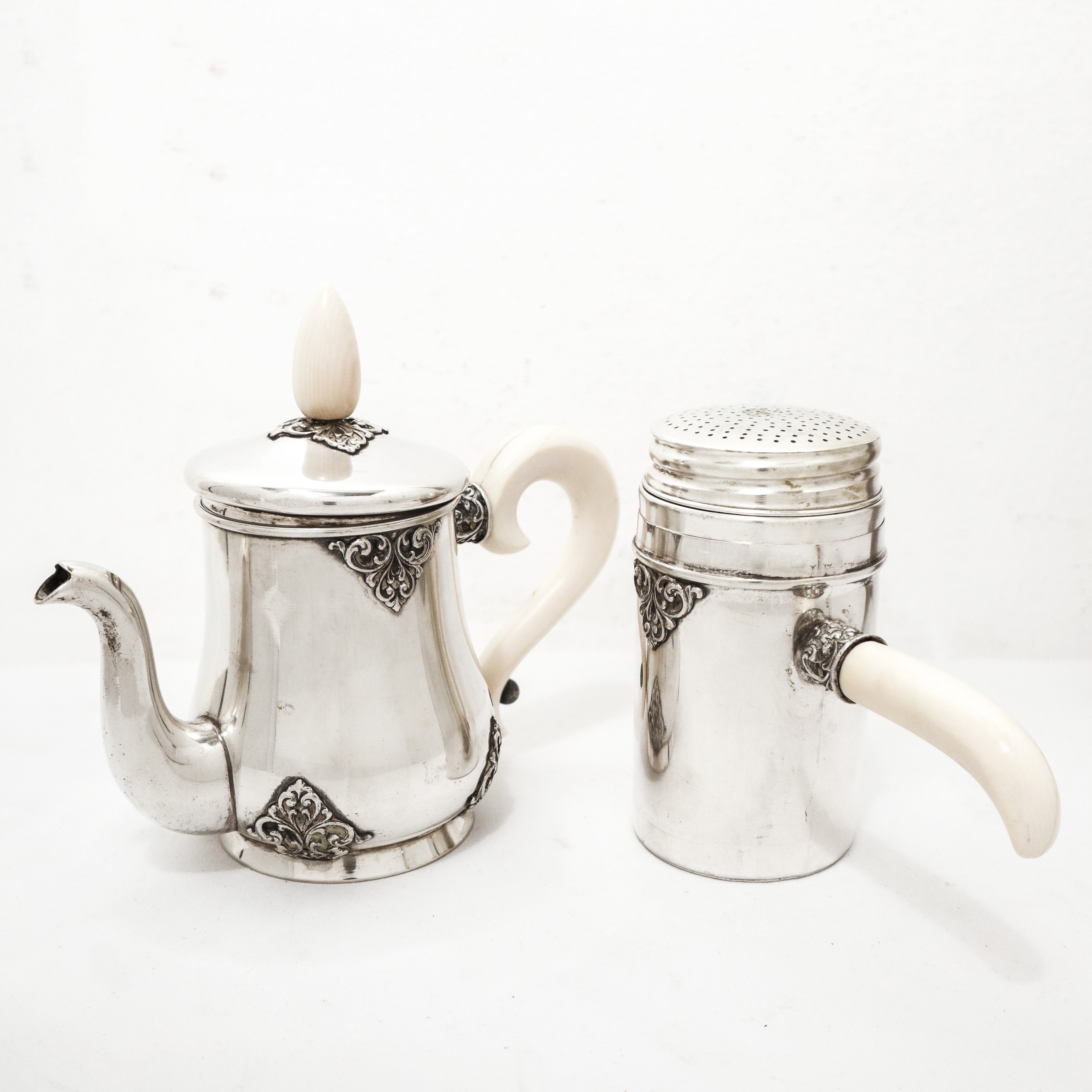 Caffettiera alla napoletana in argento 800 riporti in osso e decori floreali a rilievo