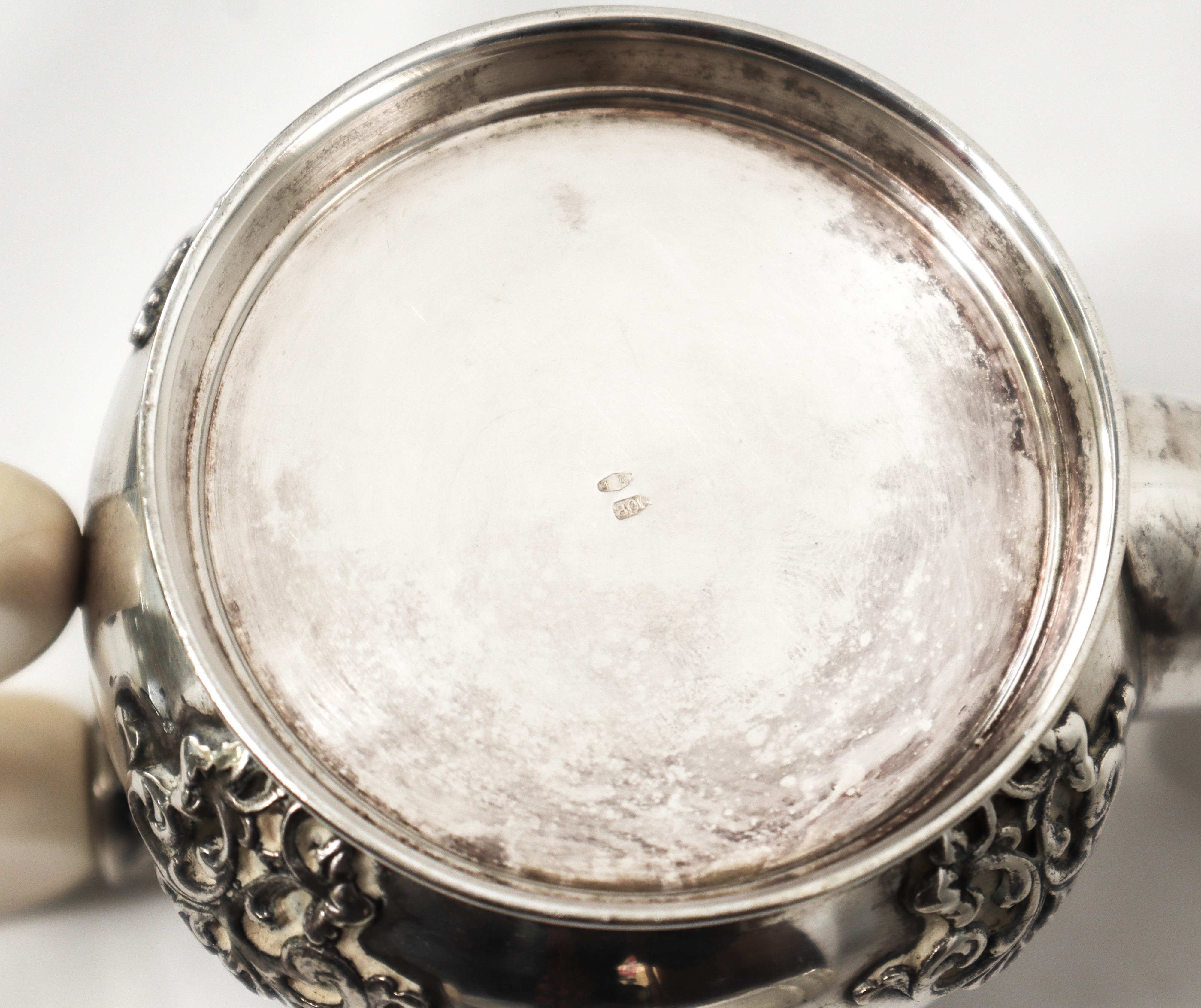 Caffettiera alla napoletana in argento 800 riporti in osso e decori floreali a rilievo