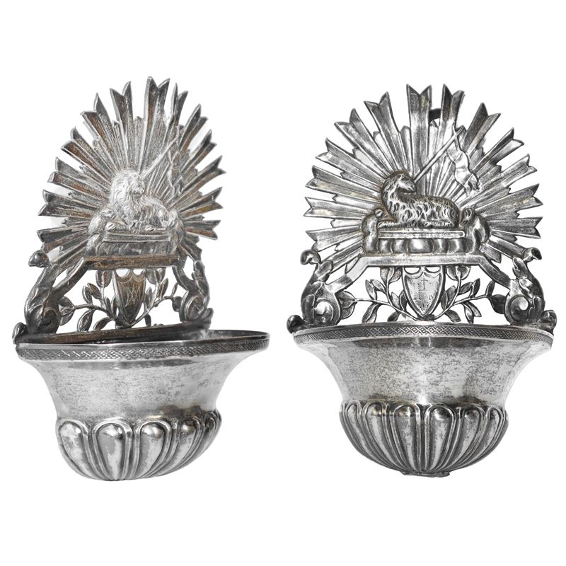 Coppia di piccole acquasantiere in argento con raggiera e agnello, gr. 102