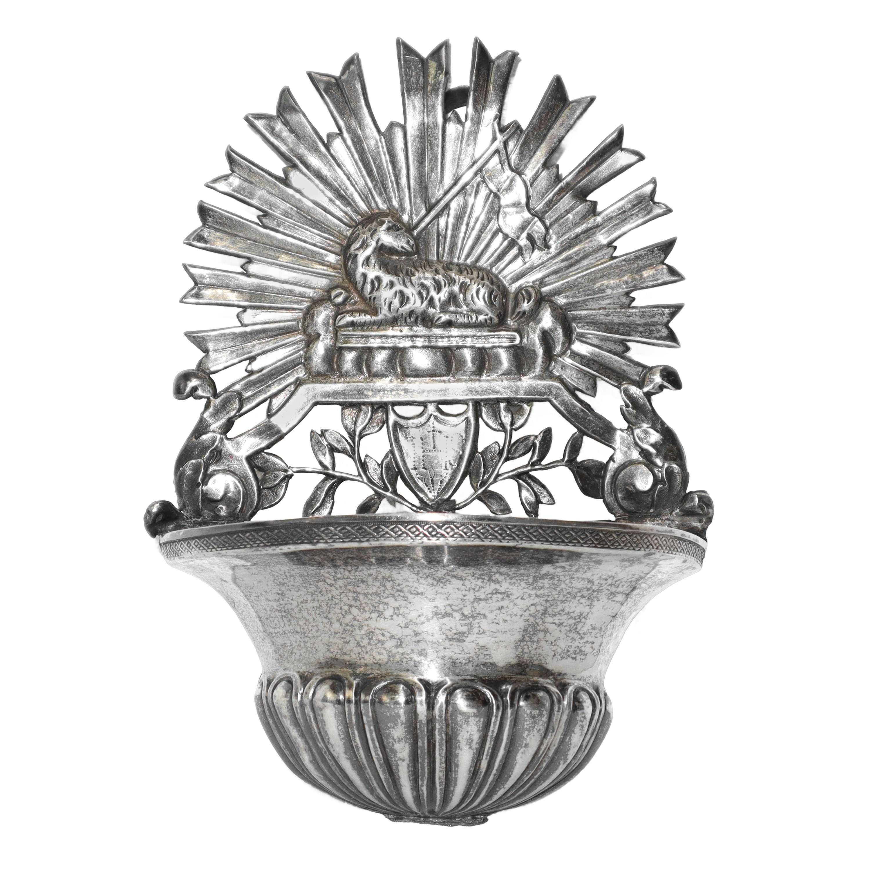 Coppia di piccole acquasantiere in argento con raggiera e agnello, gr. 102