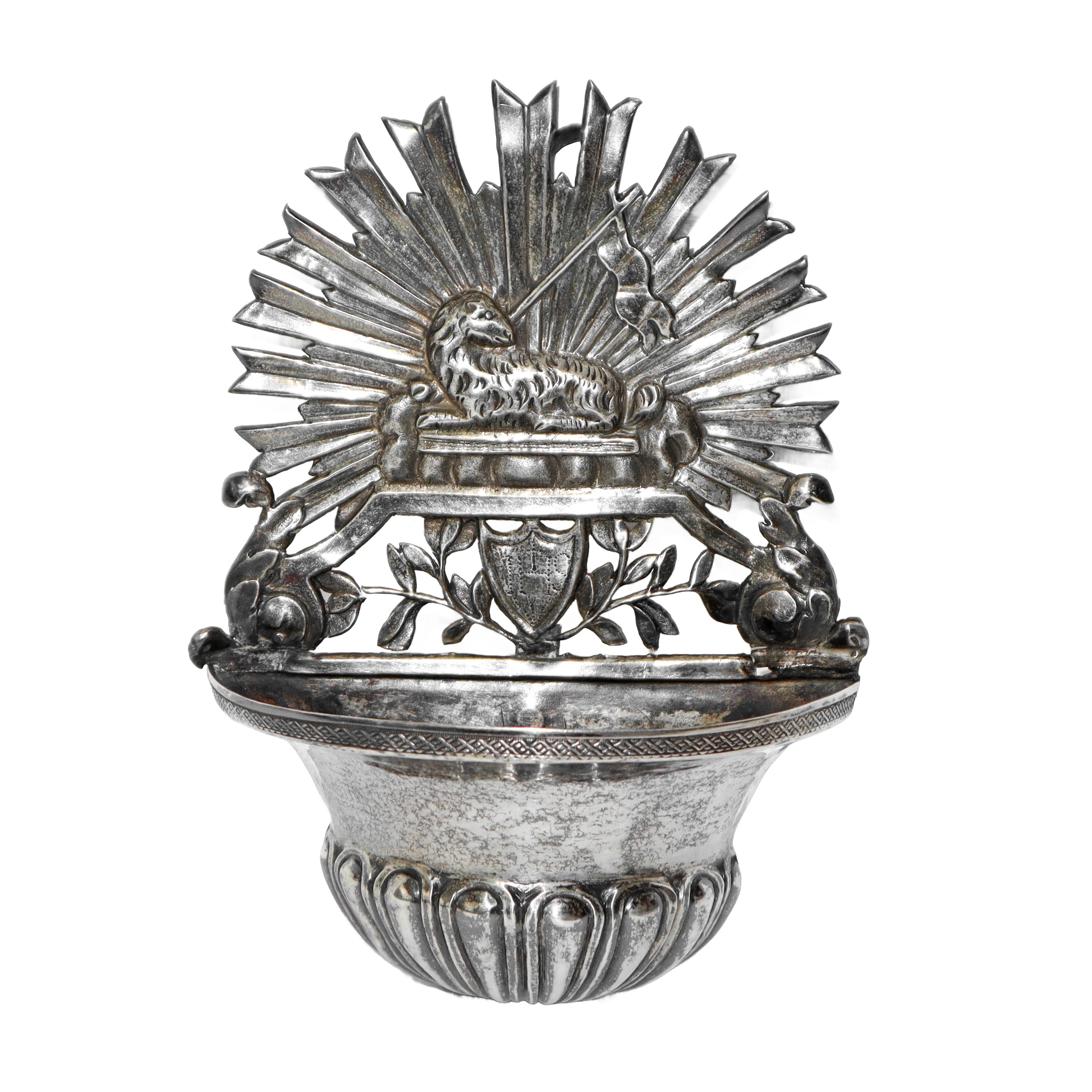 Coppia di piccole acquasantiere in argento con raggiera e agnello, gr. 102