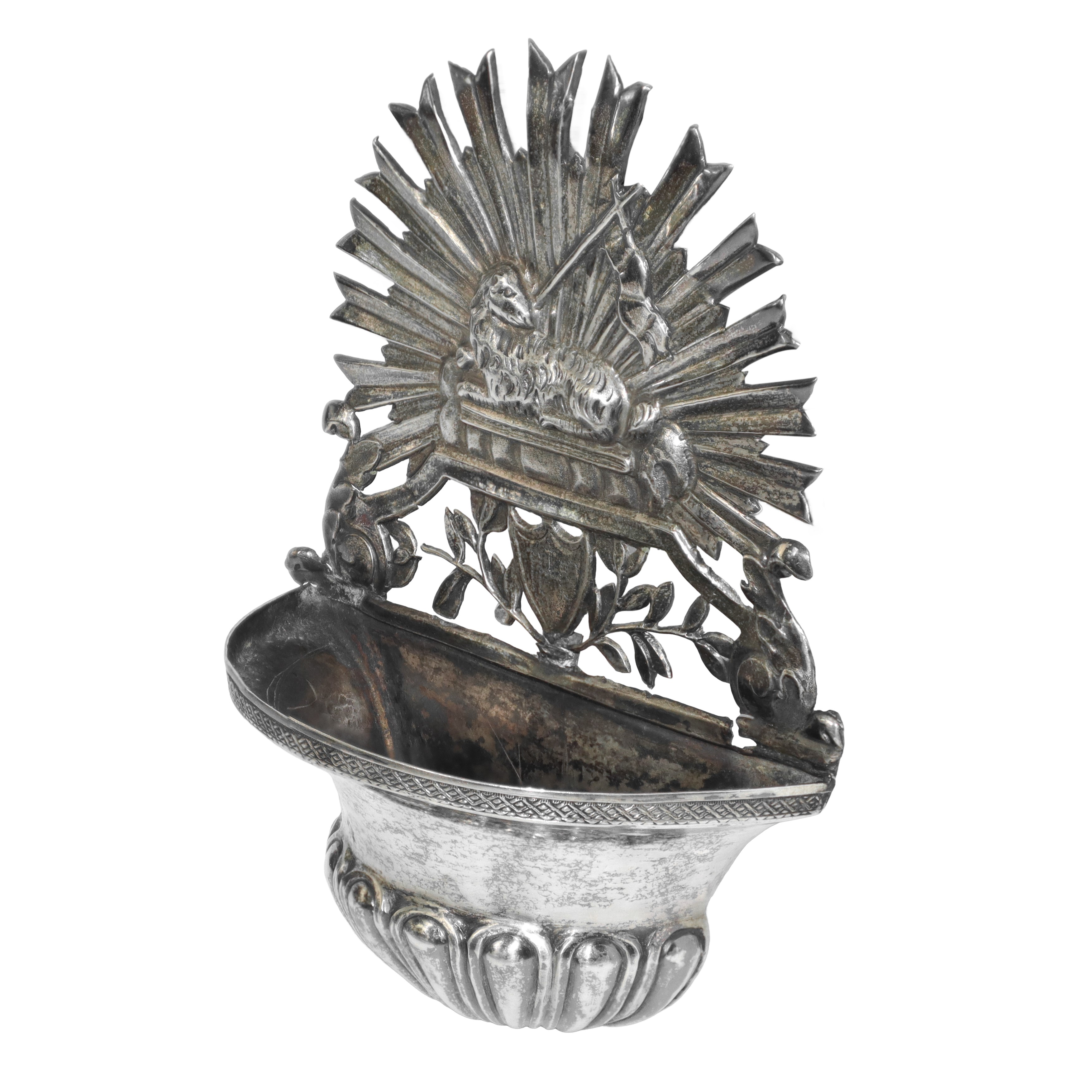 Coppia di piccole acquasantiere in argento con raggiera e agnello, gr. 102