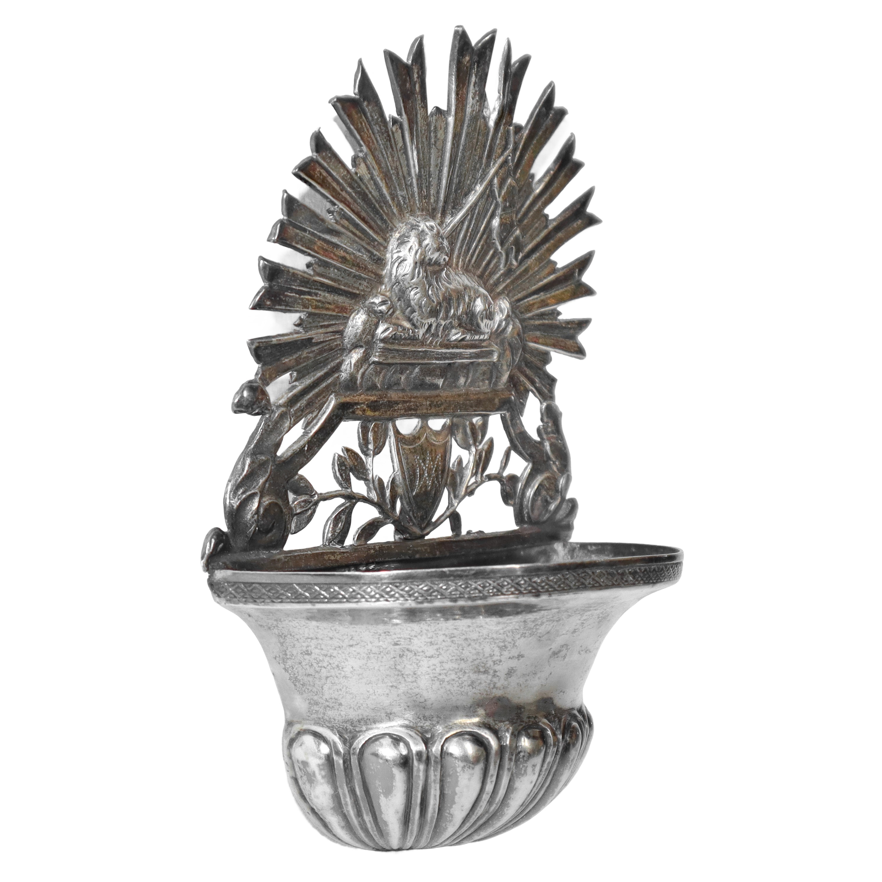 Coppia di piccole acquasantiere in argento con raggiera e agnello, gr. 102