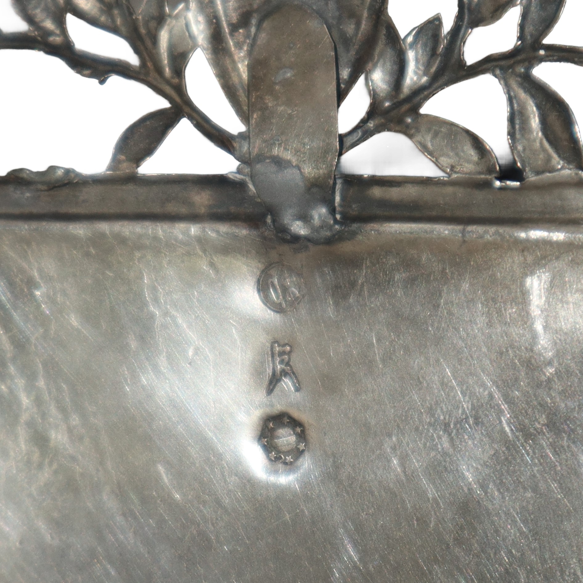 Coppia di piccole acquasantiere in argento con raggiera e agnello, gr. 102