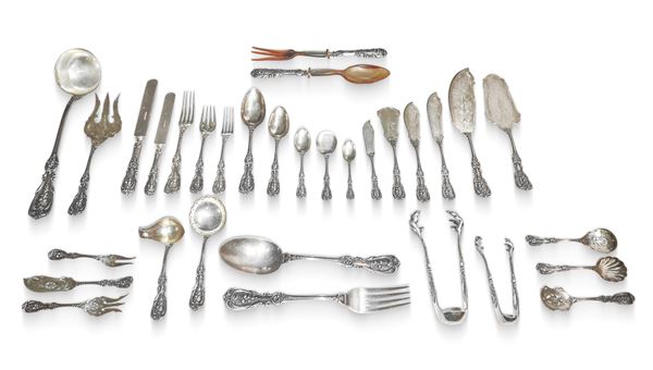 CESA Argentiere - Importante e completissimo Servizio di posate in argento da 12 modello " Quirinale", Manifattura CESA, con manico stile floreale a rilievo.