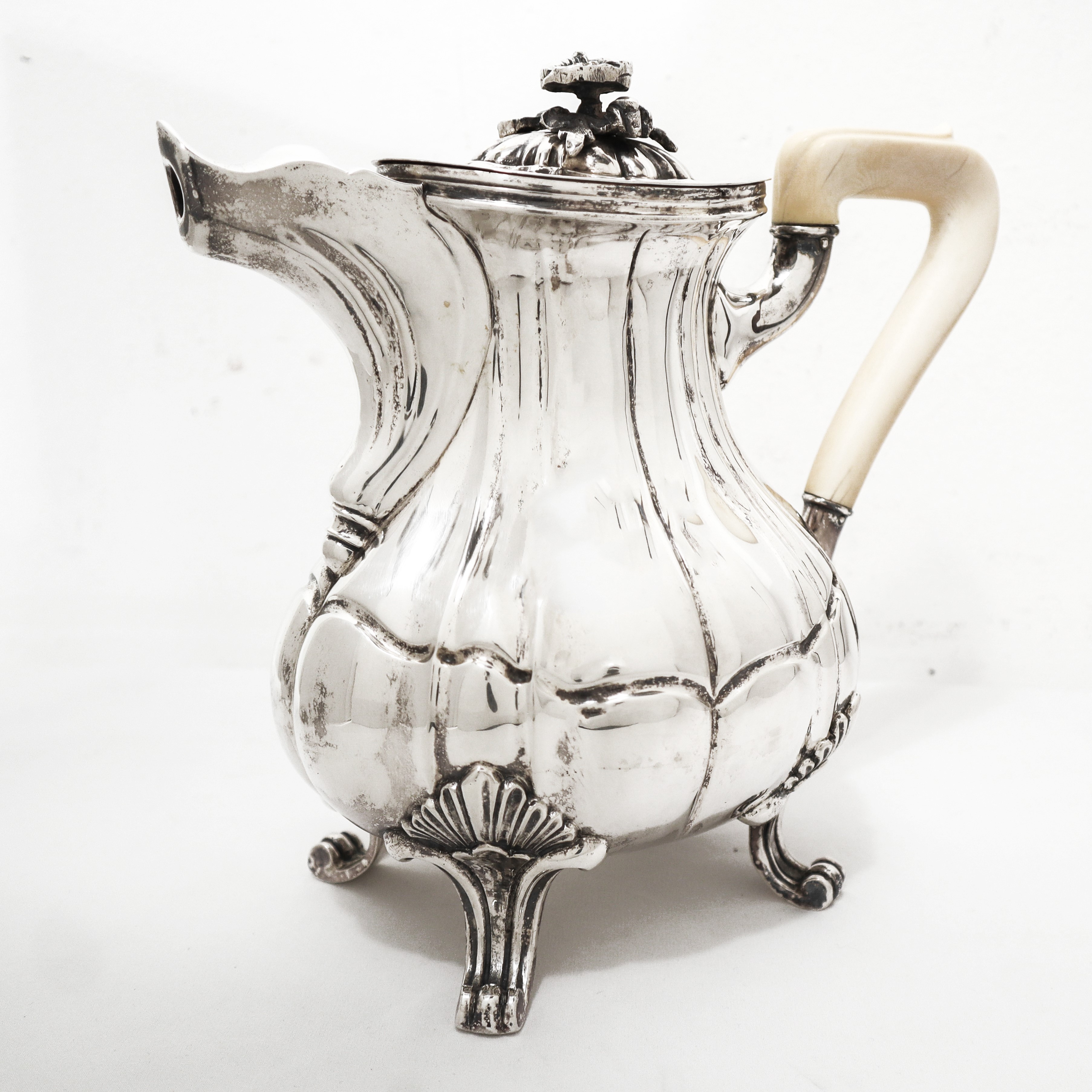 Servizio in argento 800 composto da: caffettiera, teiera, lattiera, zuccheriera e grande vassoio ...