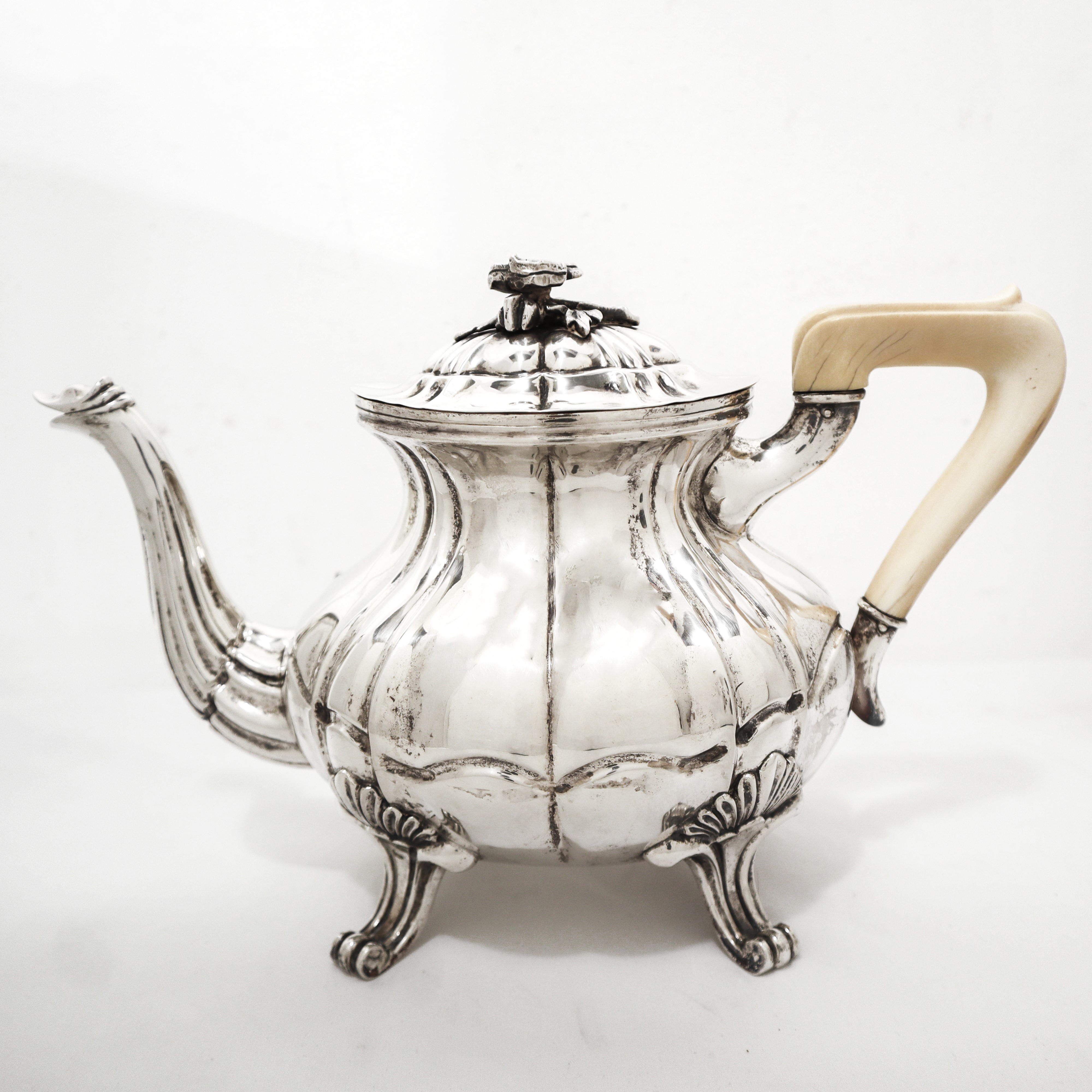 Servizio in argento 800 composto da: caffettiera, teiera, lattiera, zuccheriera e grande vassoio ...