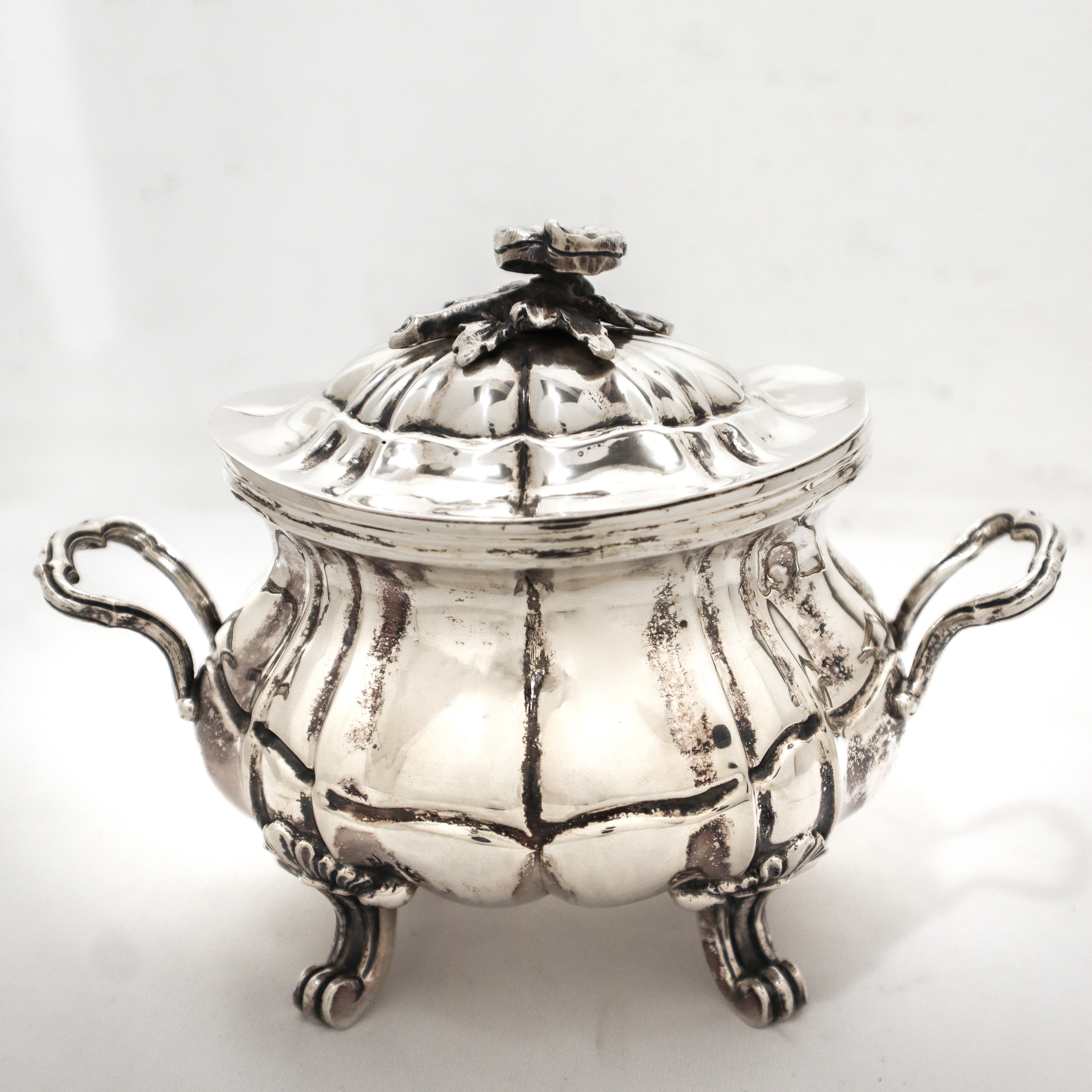 Servizio in argento 800 composto da: caffettiera, teiera, lattiera, zuccheriera e grande vassoio ...