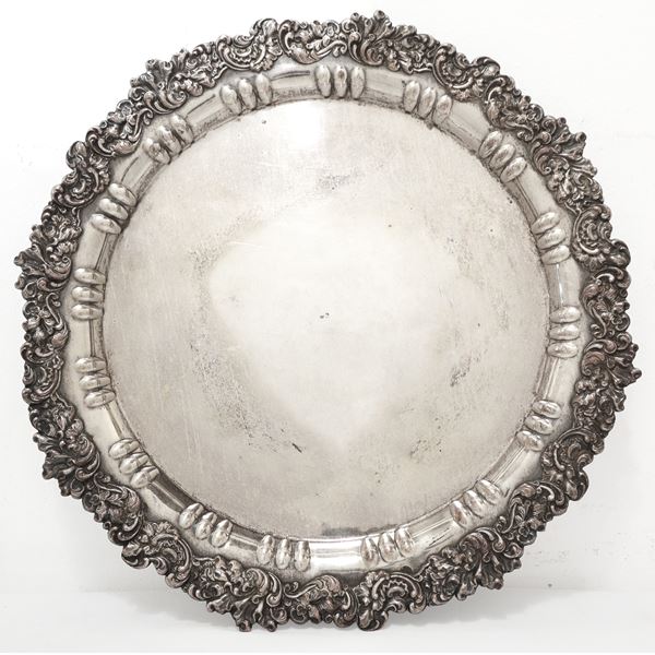 Piatto centrotavola con bordo sbalzato in metallo sbalzato 