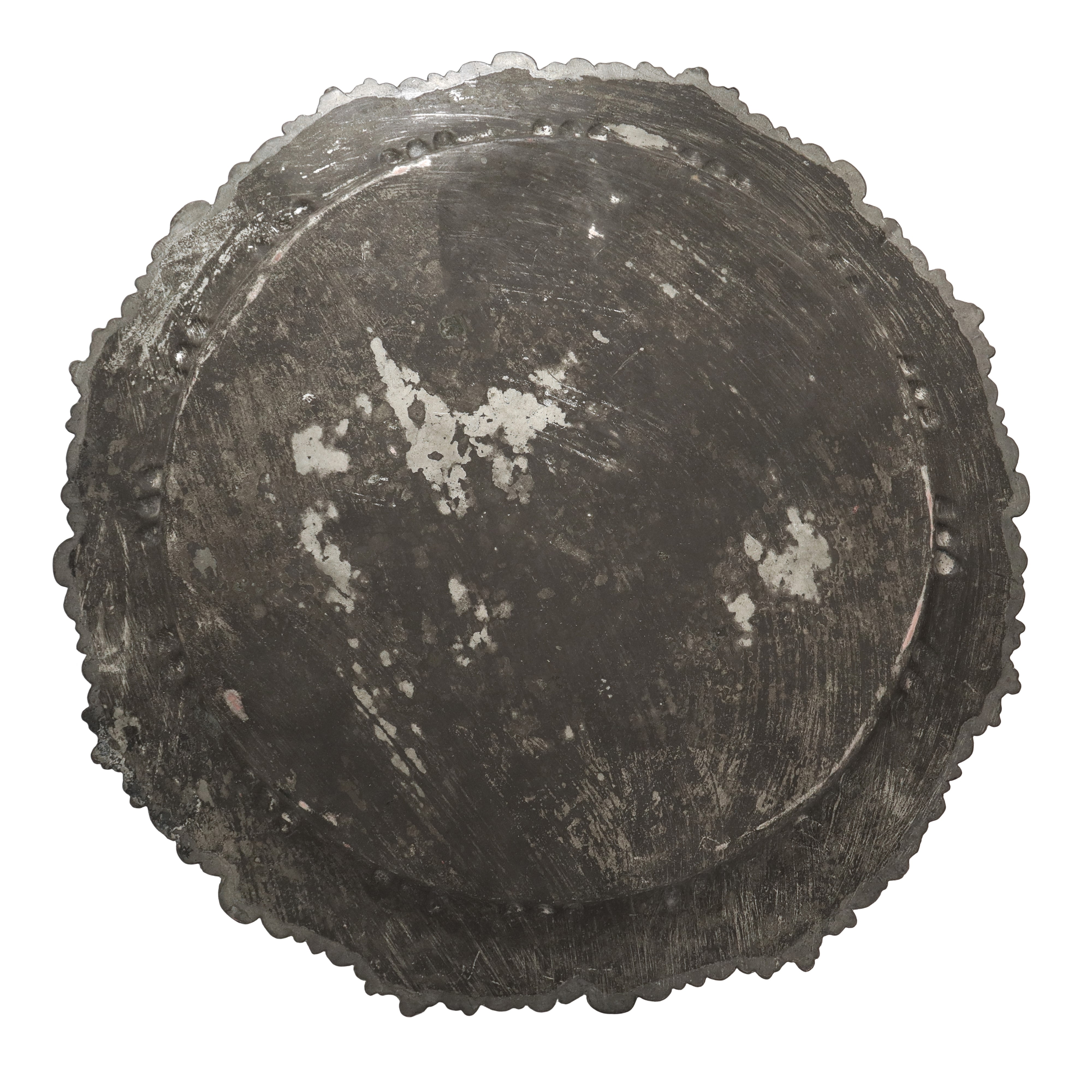 Piatto centrotavola con bordo sbalzato in metallo sbalzato