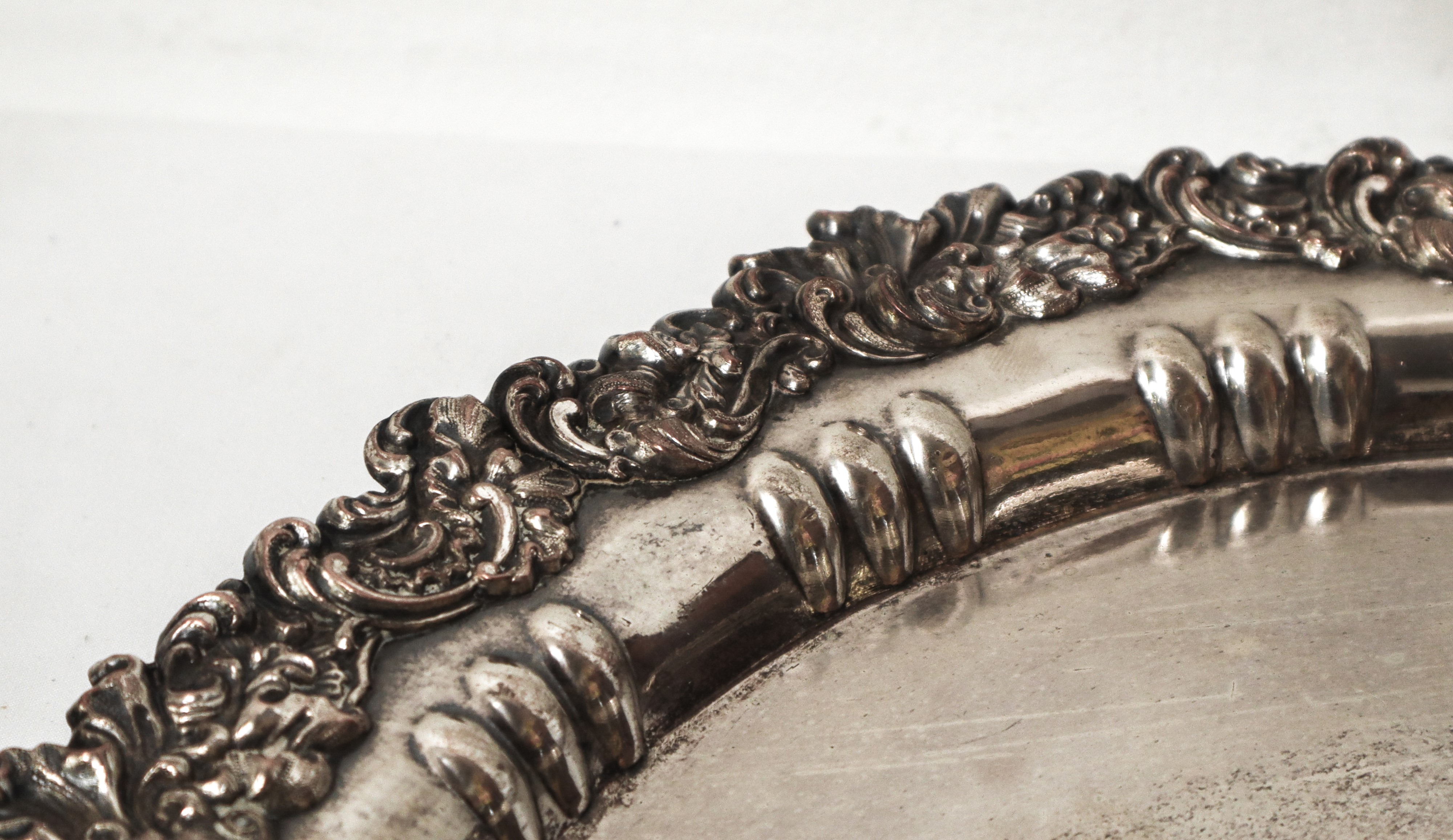 Piatto centrotavola con bordo sbalzato in metallo sbalzato