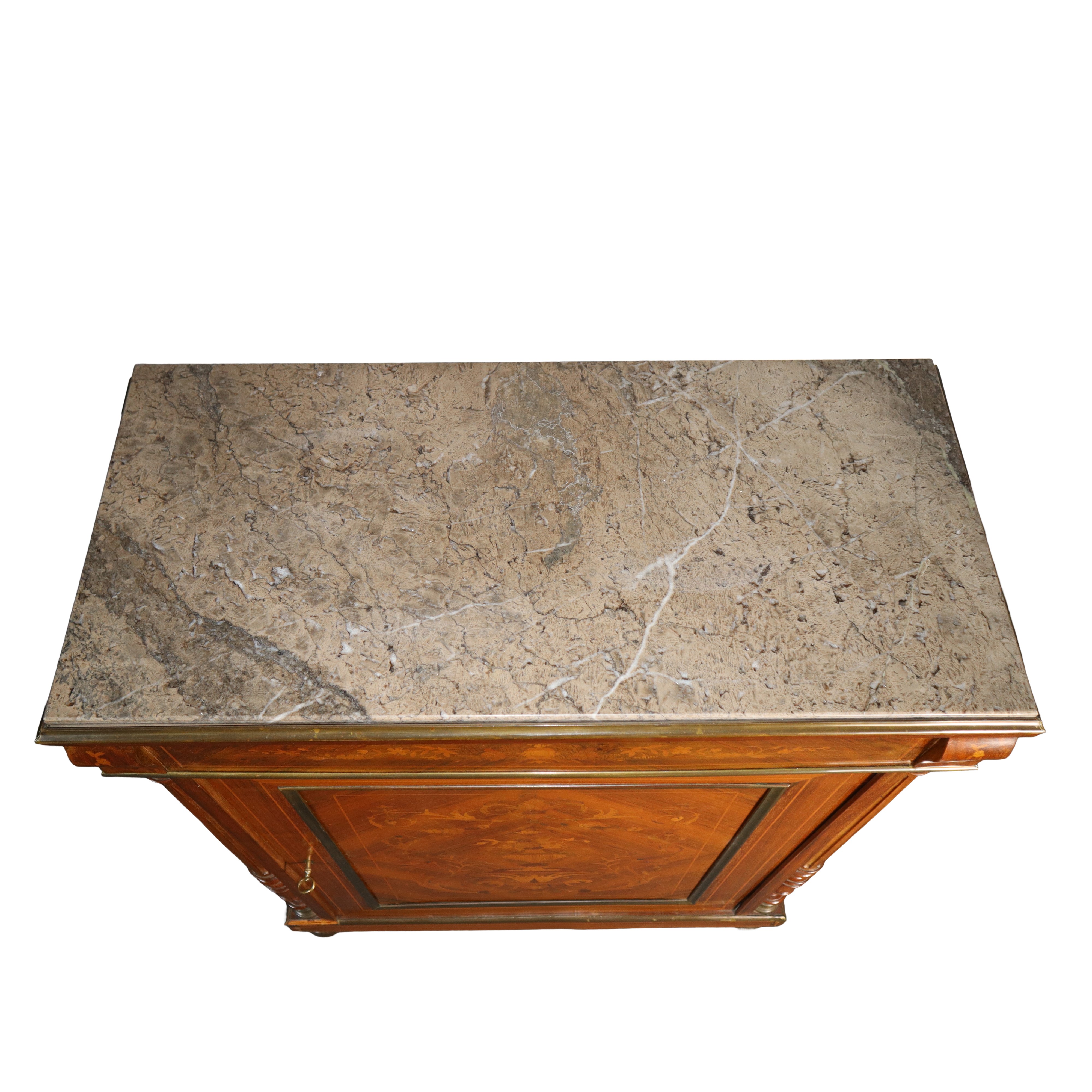 Credenza bassa con piano in marmo, dimensioni h cm 106.5x79x37