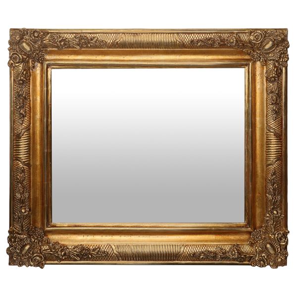 Specchiera rettangolare in cornice dorata con decorazioni floreali agli angoli