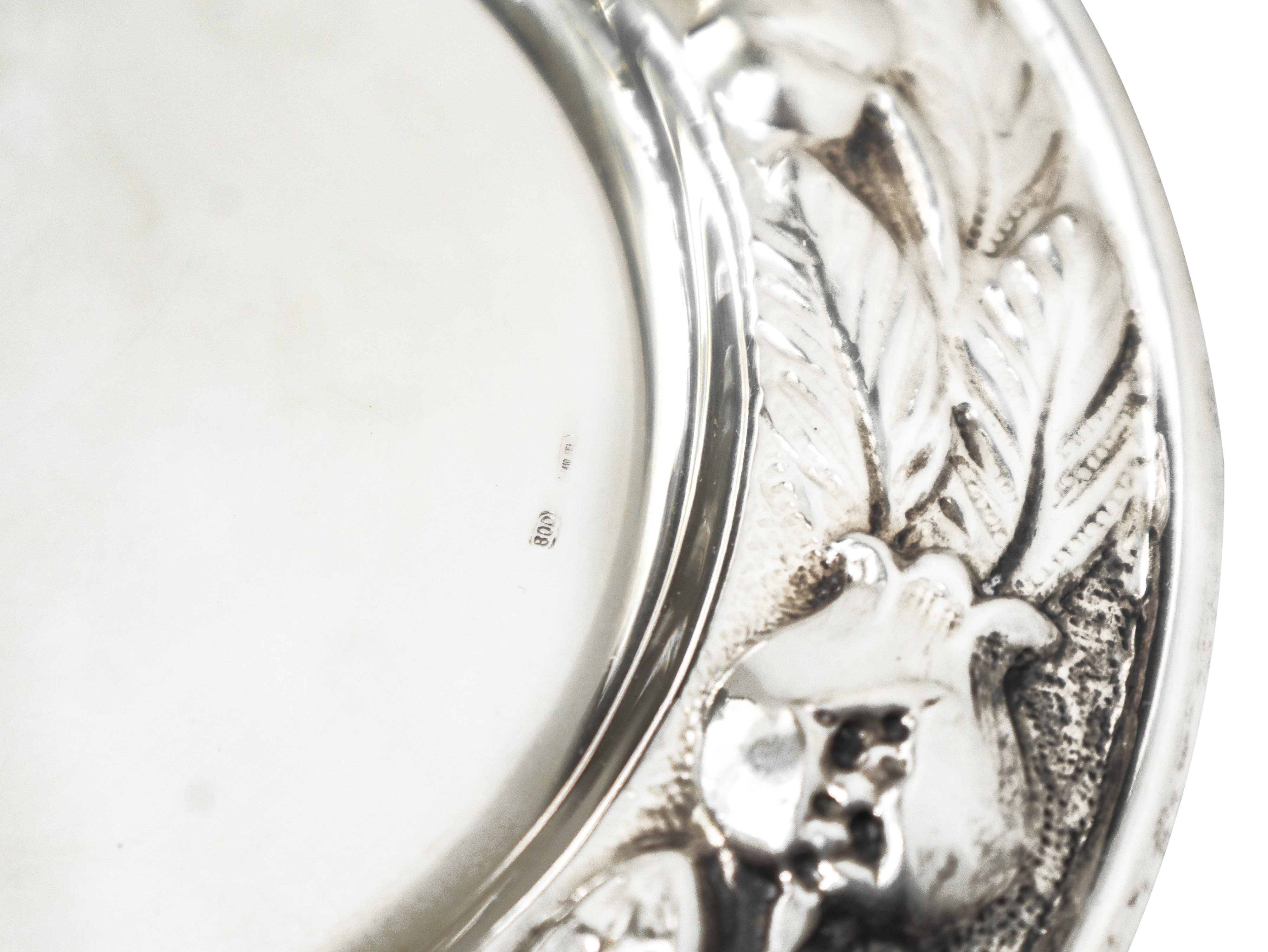 N°4 Sottobottiglia in argento 800 lavorati a sbalzo lungo il bordo con motivi decorativi di frutt...