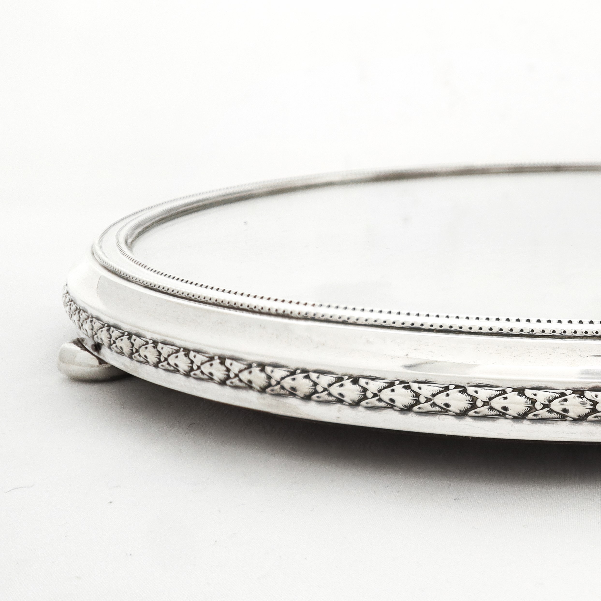 Vassoio con base a specchio e bordo in argento 800