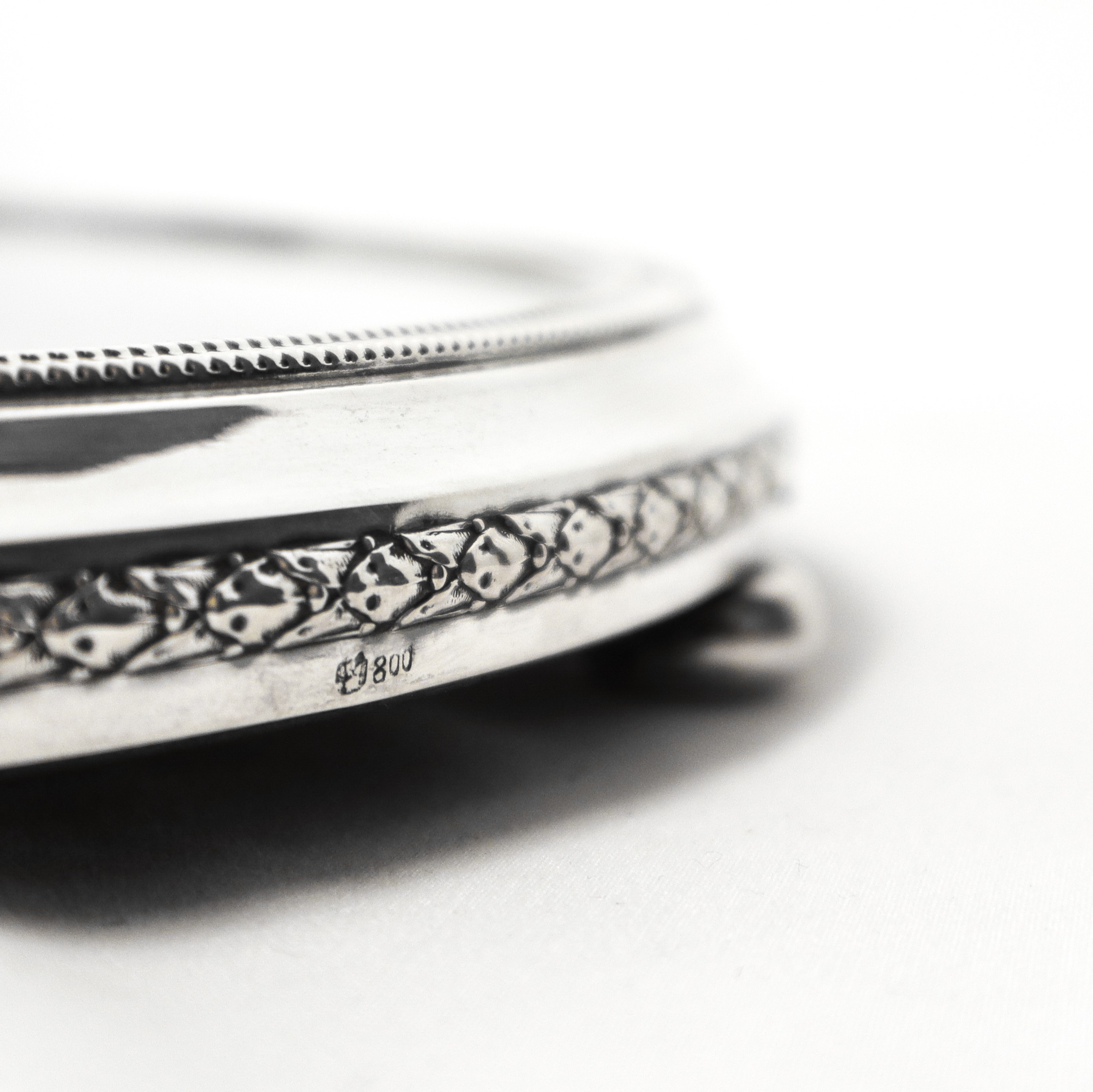 Vassoio con base a specchio e bordo in argento 800