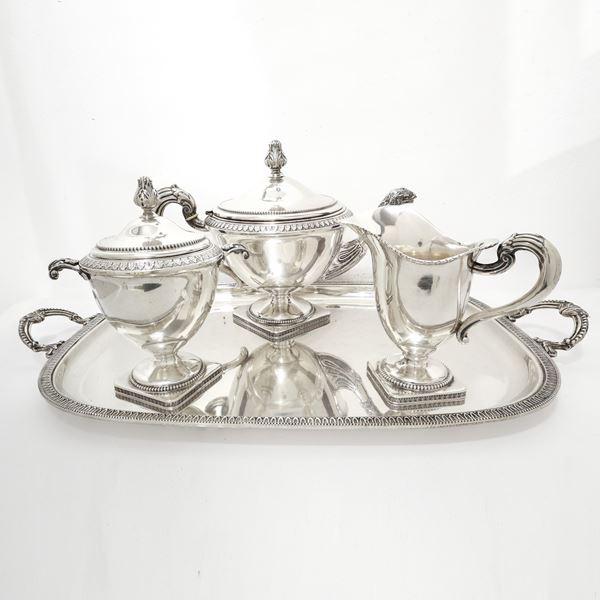 Servizio da caffè in argento 800 composto da caffettiera, lattiera, zuccheriera e vassoio con decorazione sui manici di pigne e volatile.