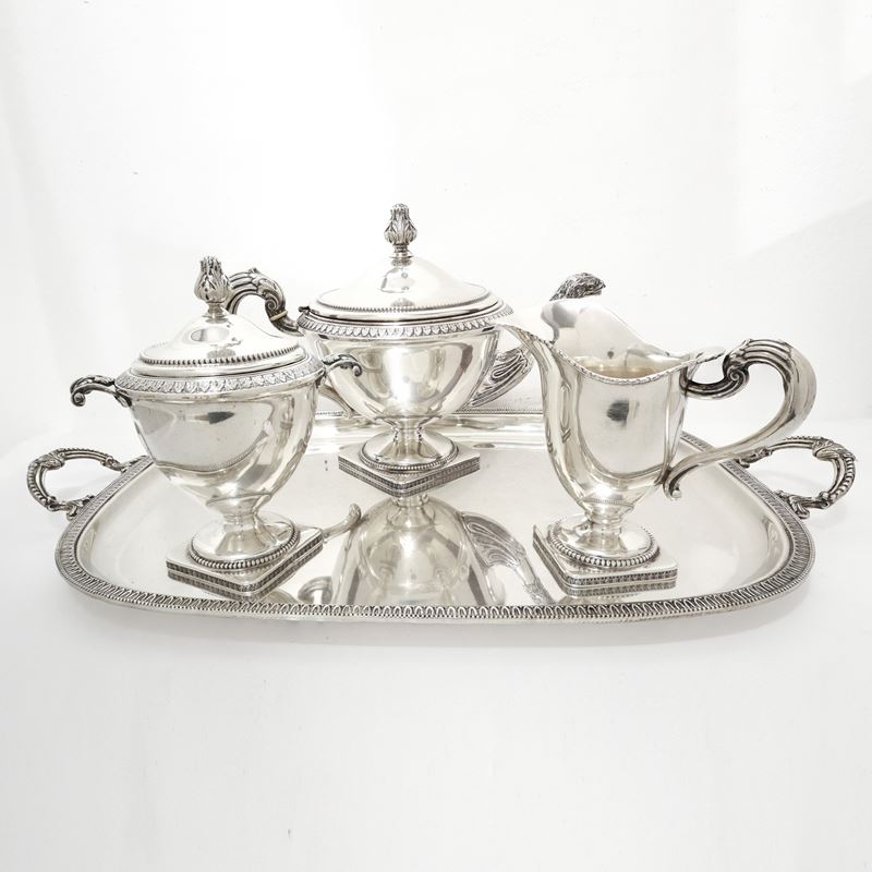 Servizio da caffè in argento 800 composto da caffettiera, lattiera, zuccheriera e vassoio con dec...