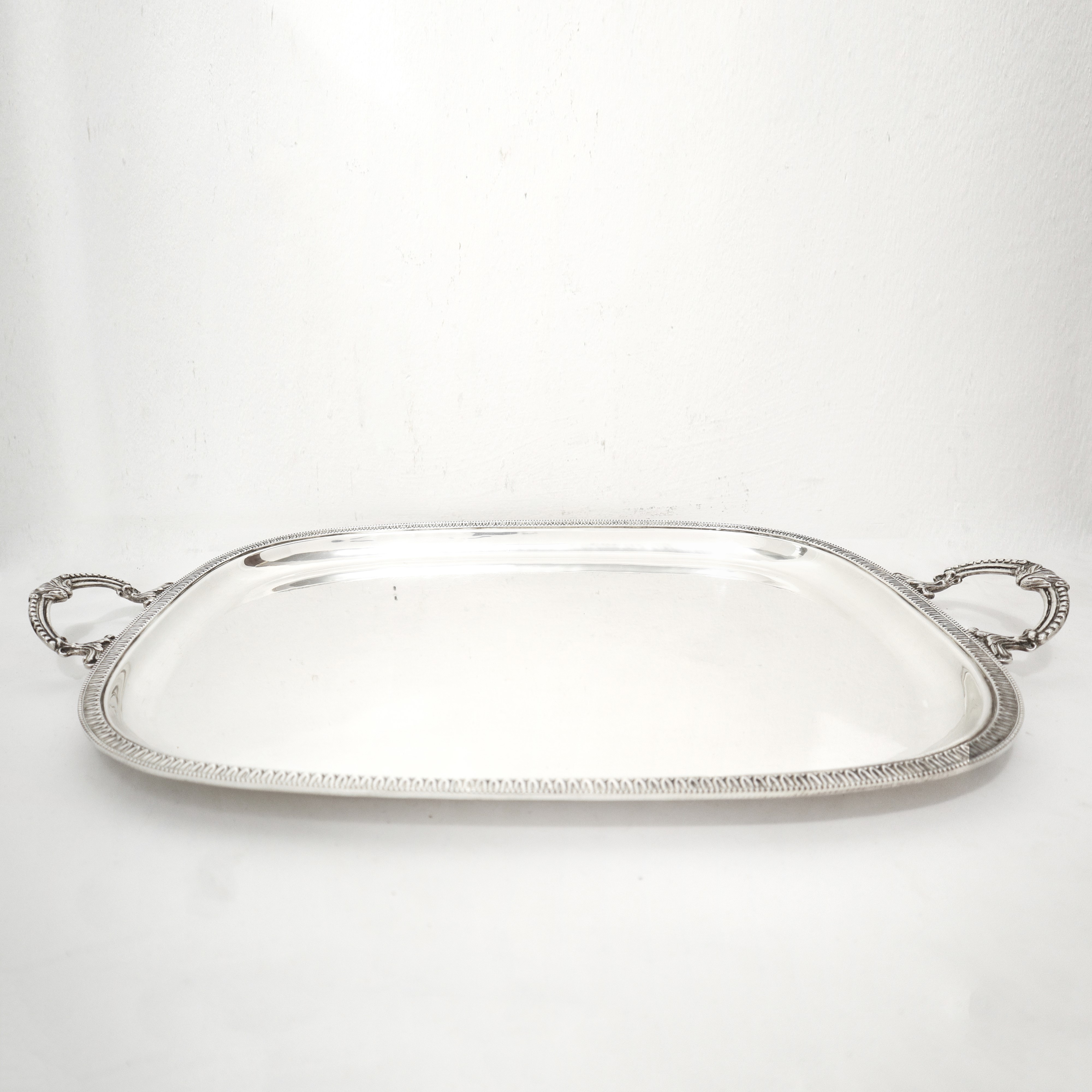 Servizio da caffè in argento 800 composto da caffettiera, lattiera, zuccheriera e vassoio con dec...