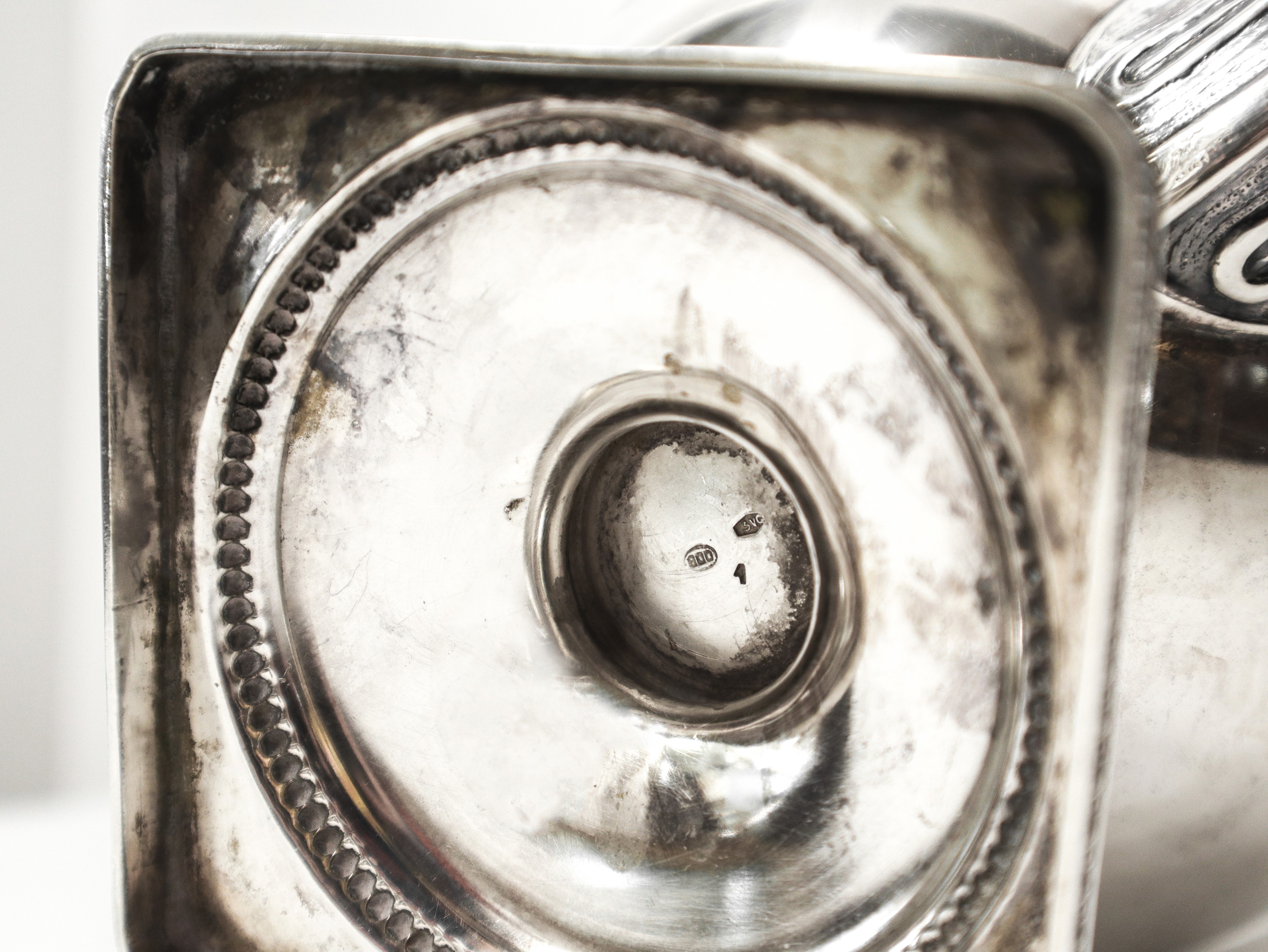 Servizio da caffè in argento 800 composto da caffettiera, lattiera, zuccheriera e vassoio con dec...