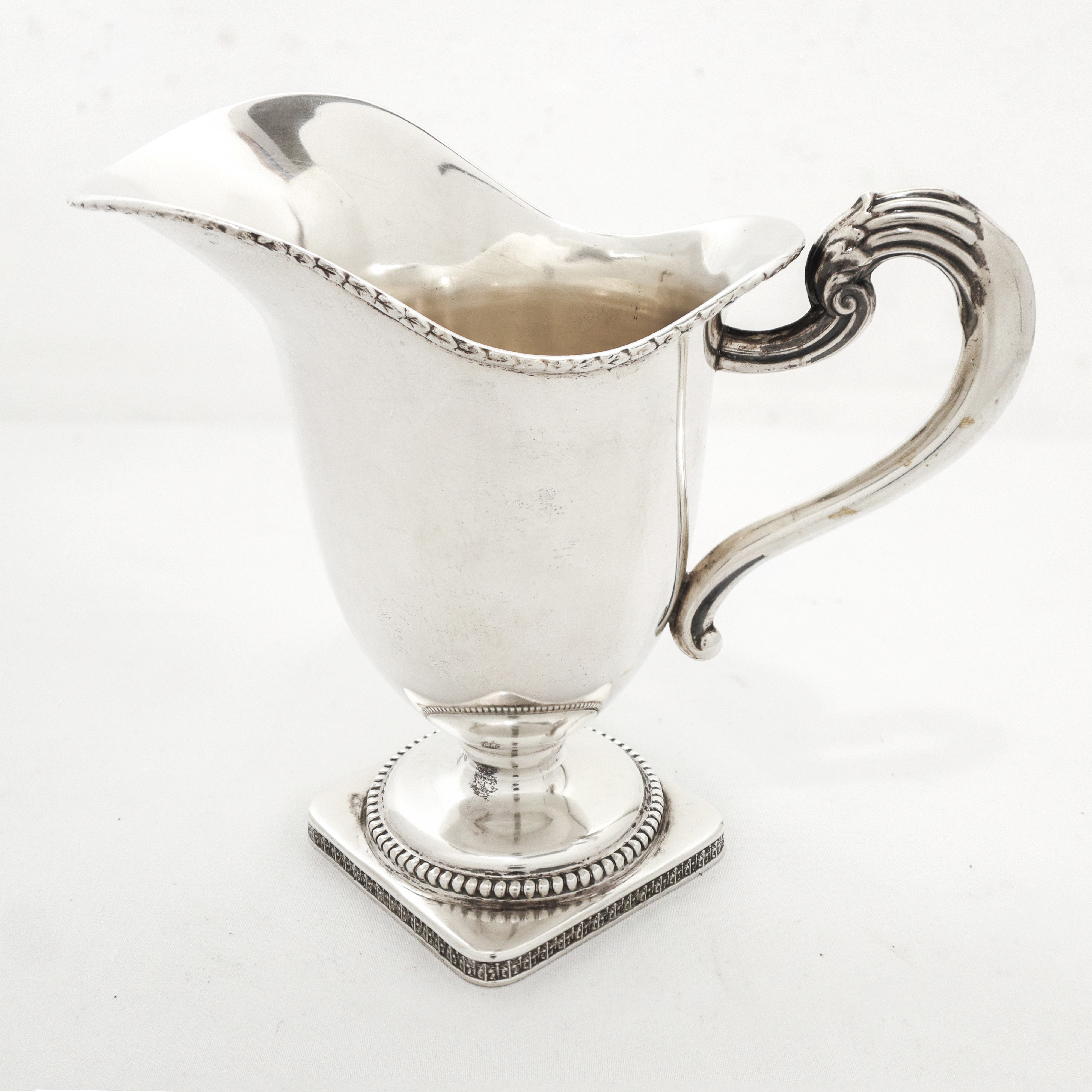 Servizio da caffè in argento 800 composto da caffettiera, lattiera, zuccheriera e vassoio con dec...