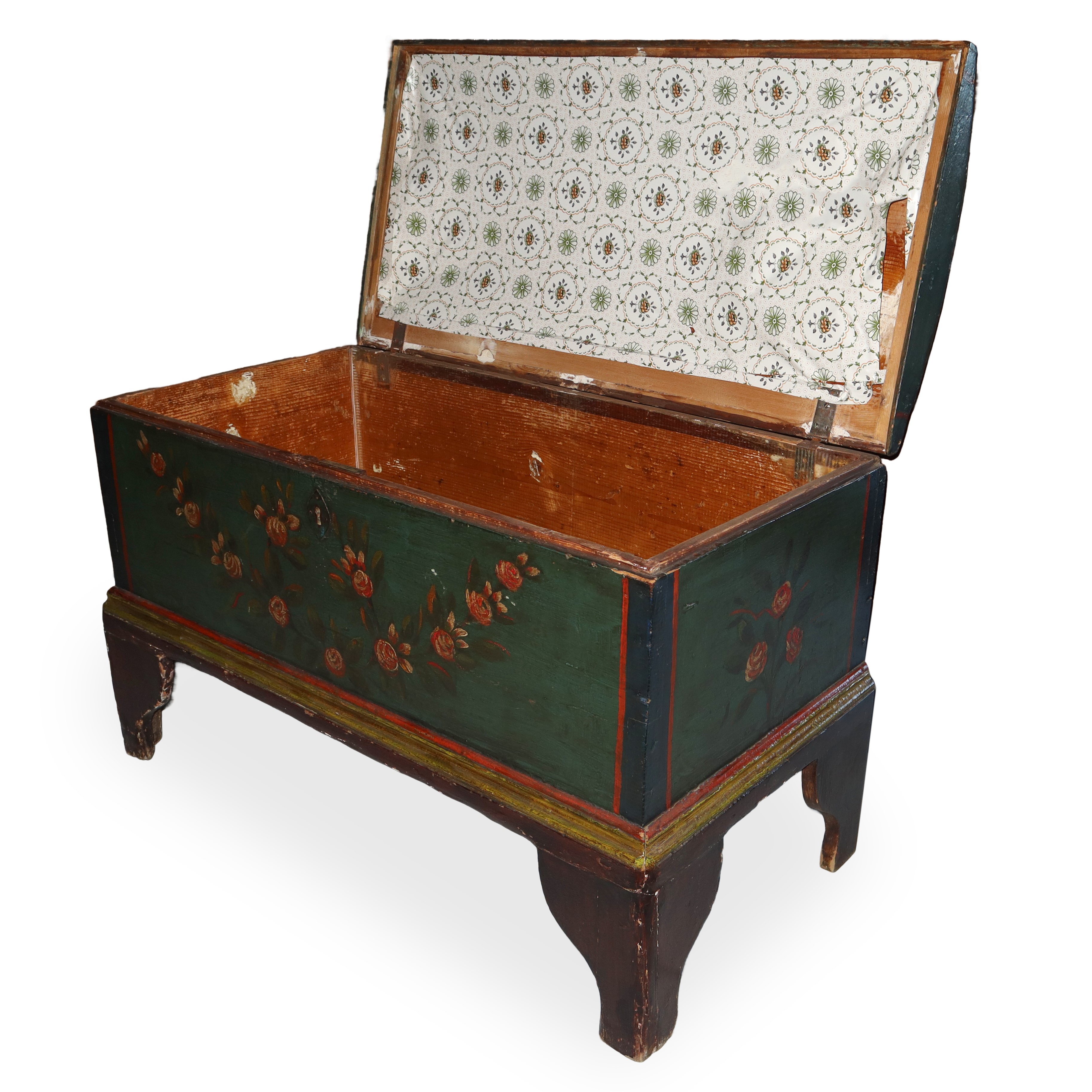 Cassapanca verde laccata e dipinta con fiori