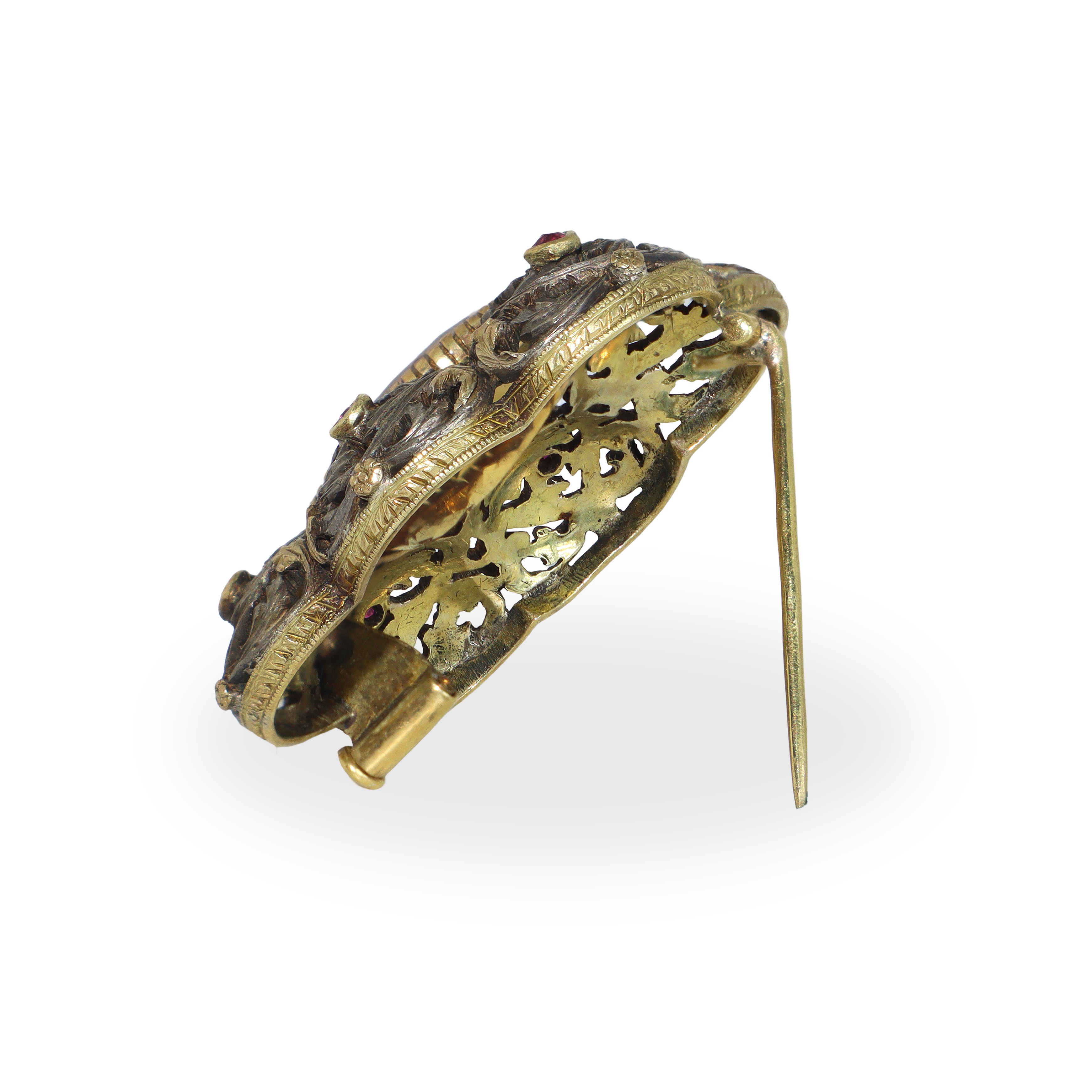 Spilla in oro basso titolo e argento con rubini e topazio centrale