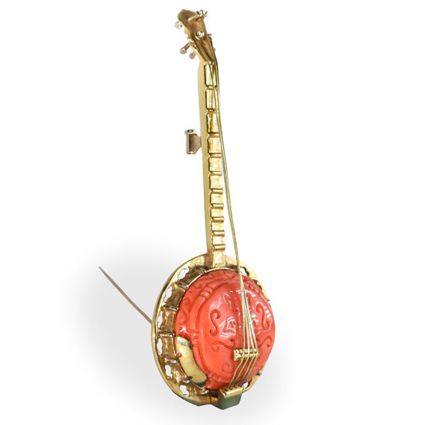 Mandolin-shaped brooch in 750 yellow gold and coral