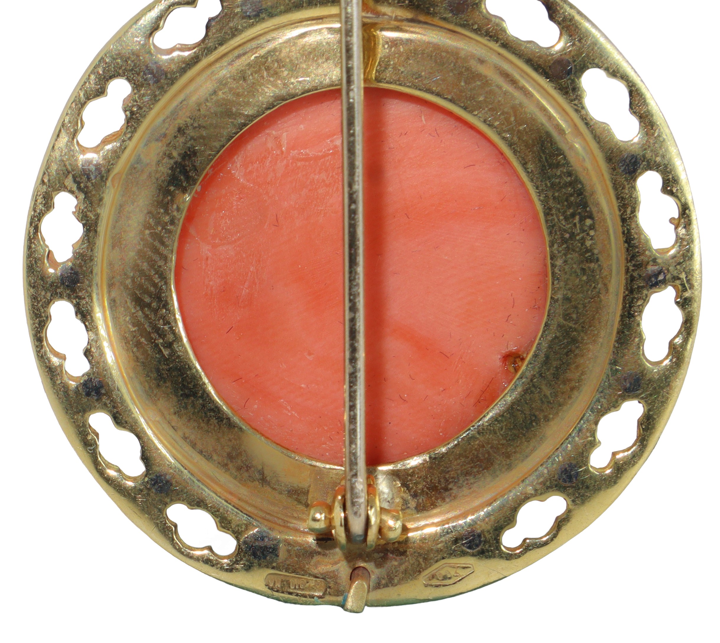 Spilla a guisa di mandolino in oro 750 giallo e corallo