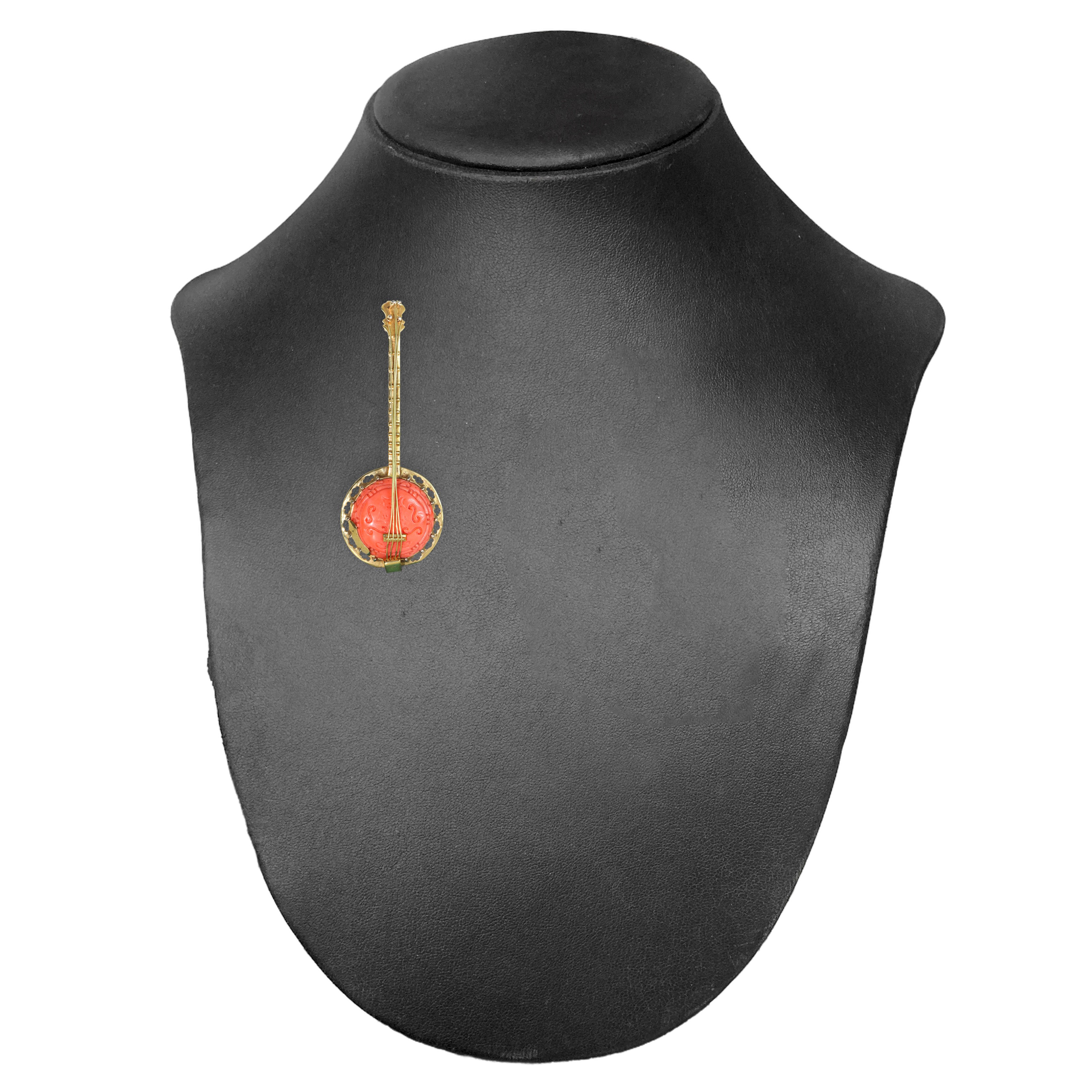 Spilla a guisa di mandolino in oro 750 giallo e corallo