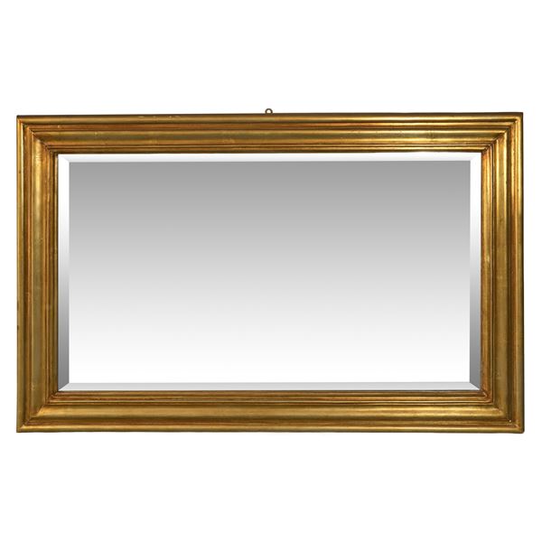 Grande specchiera rettangolare entro cornice dorata