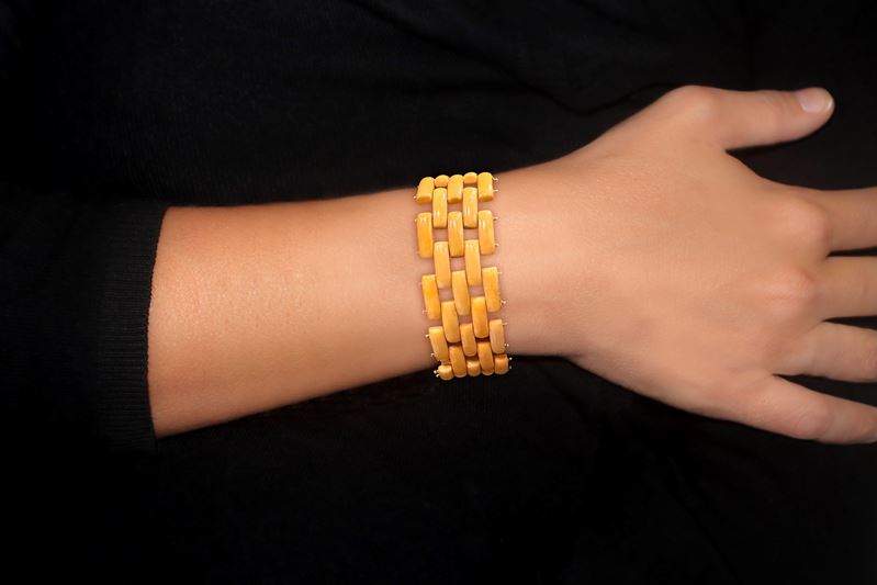 Bracciale a fascia in corallo rosa con susta in oro 750