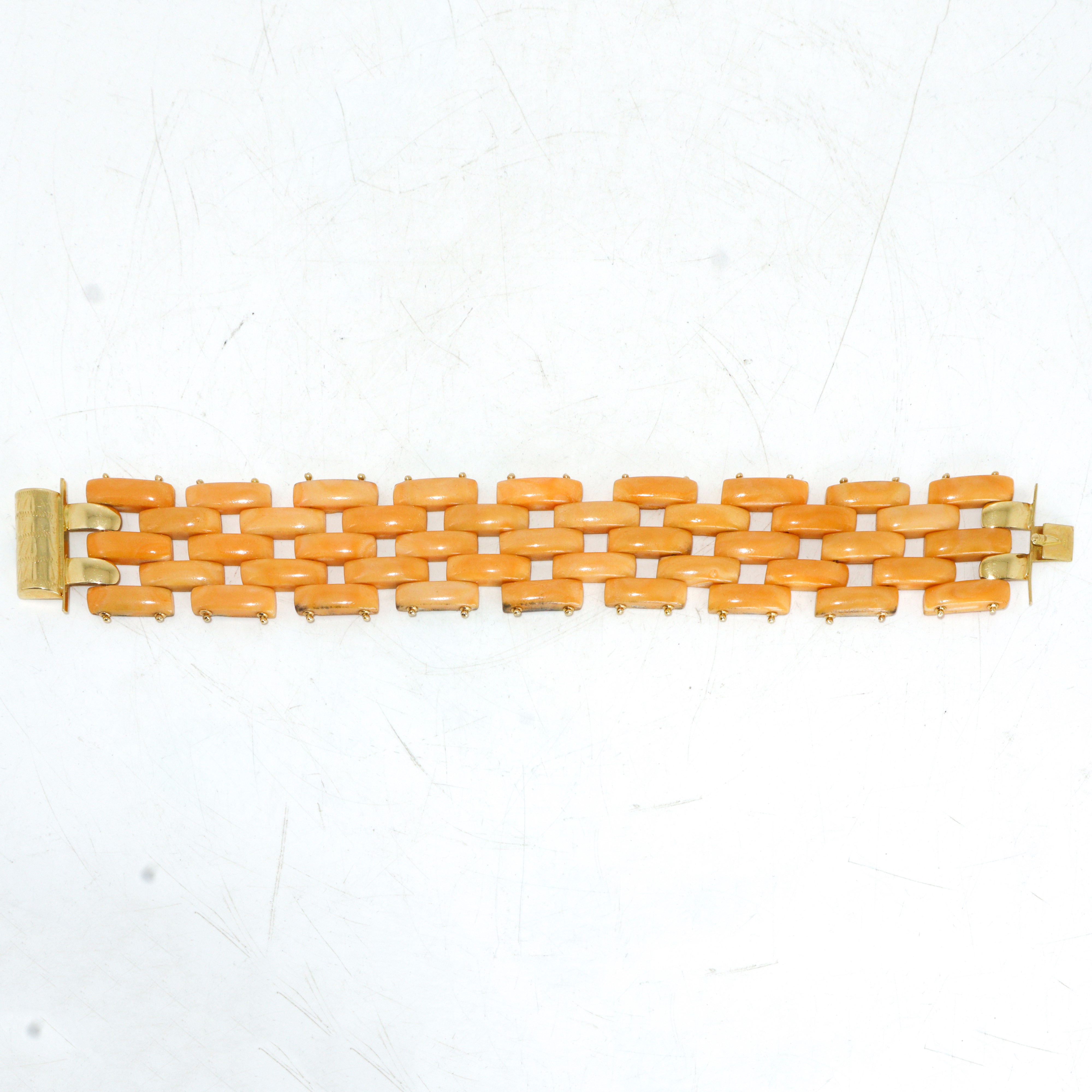 Bracciale a fascia in corallo rosa con susta in oro 750