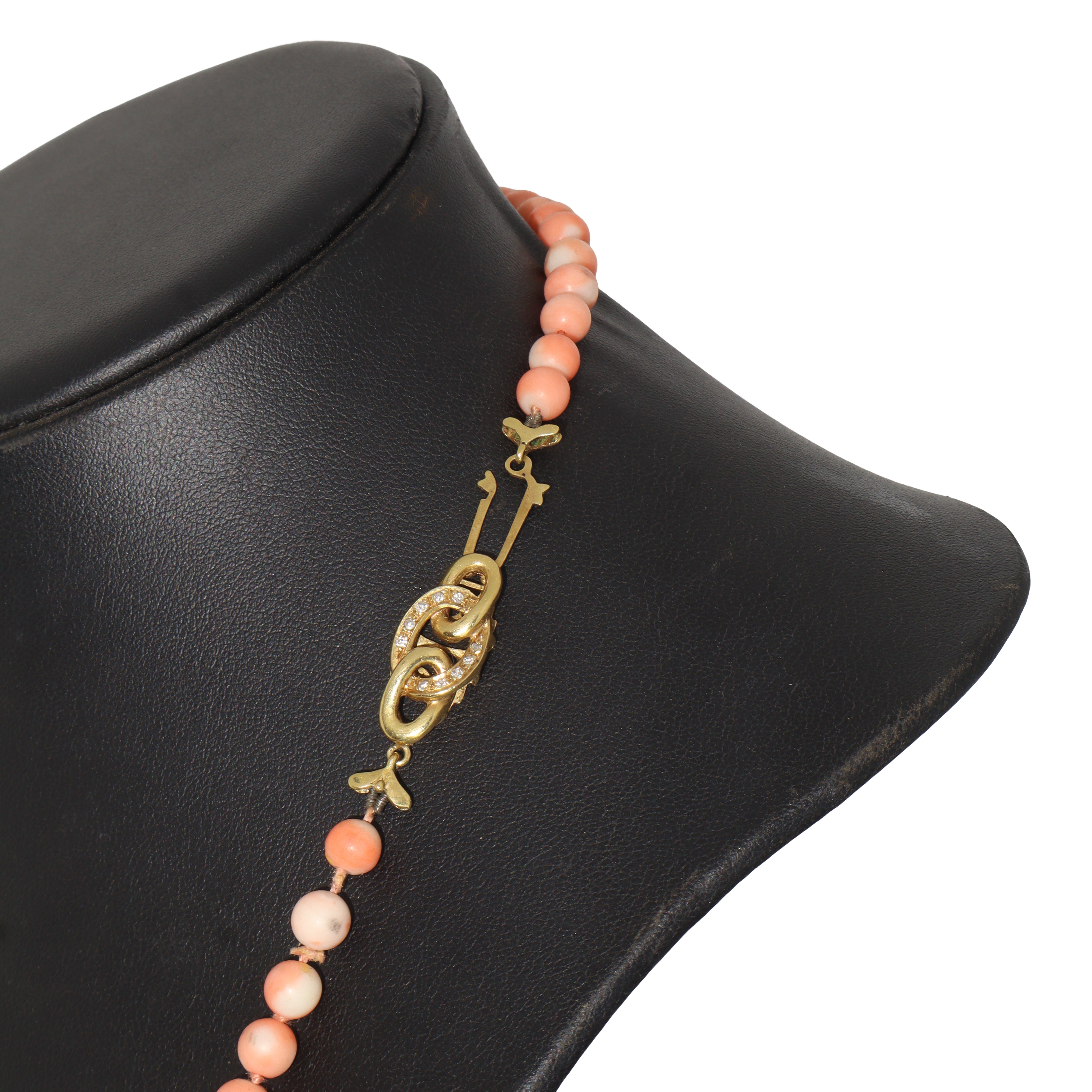 Collana in corallo con susta in oro 750e brillantini