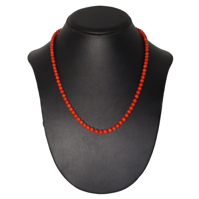 Collana in corallo con susta in oro 750, lunghezza cm 55