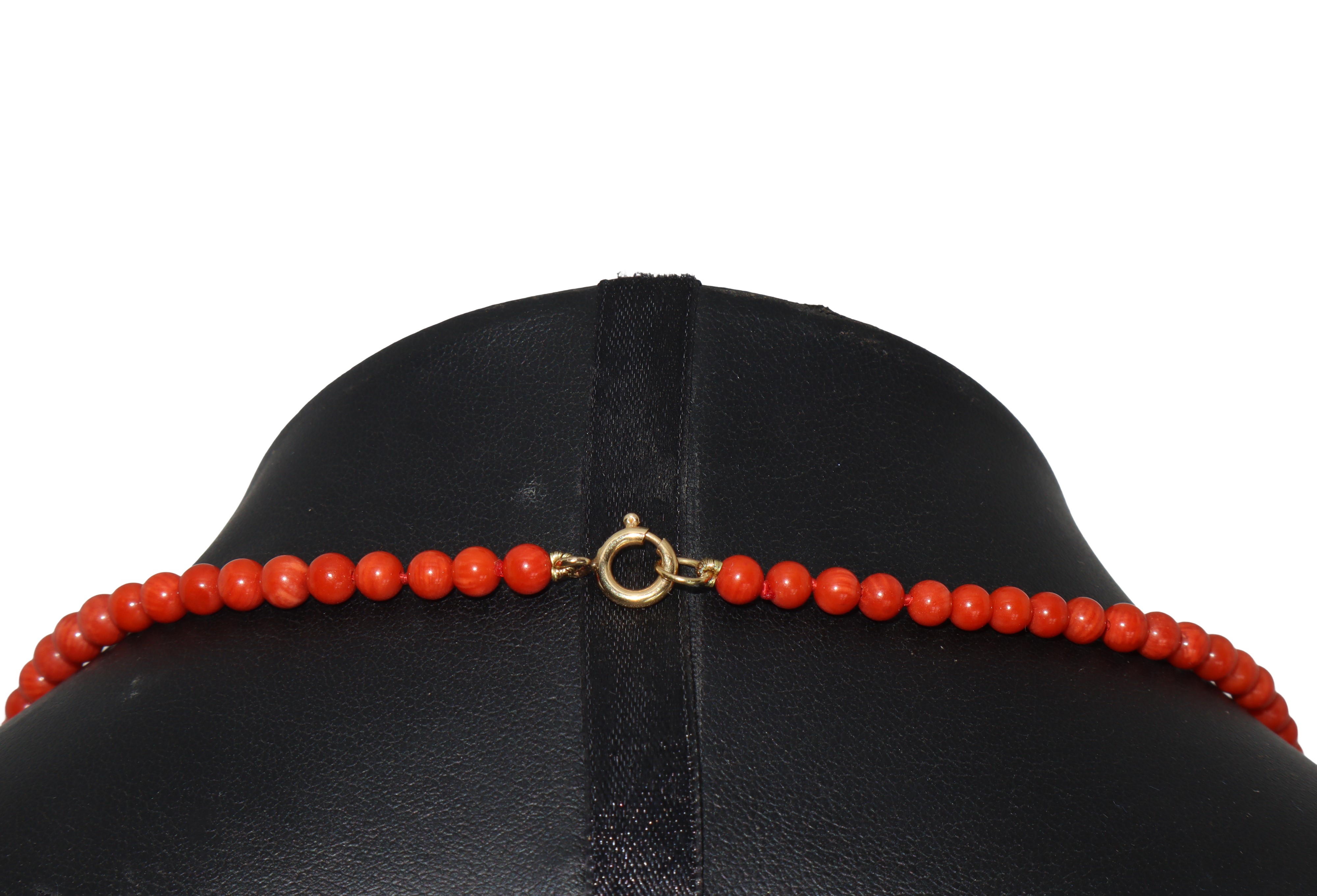 Collana in corallo con susta in oro 750, lunghezza cm 55